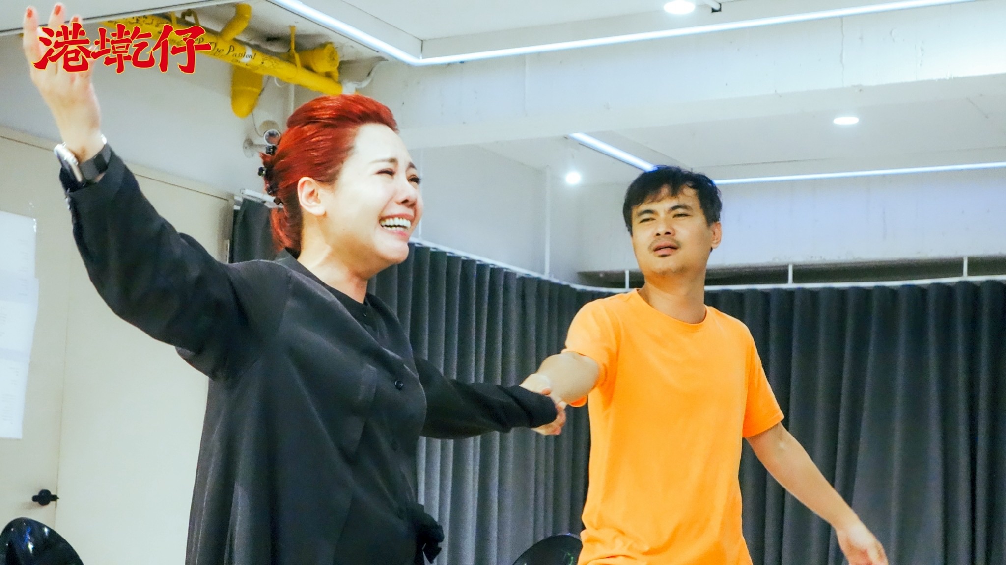 《港墘仔》東港音樂劇如火如荼排練，錦雯(左)跟郭耀仁有許多火花。（嗨森數位文創有限公司提供）