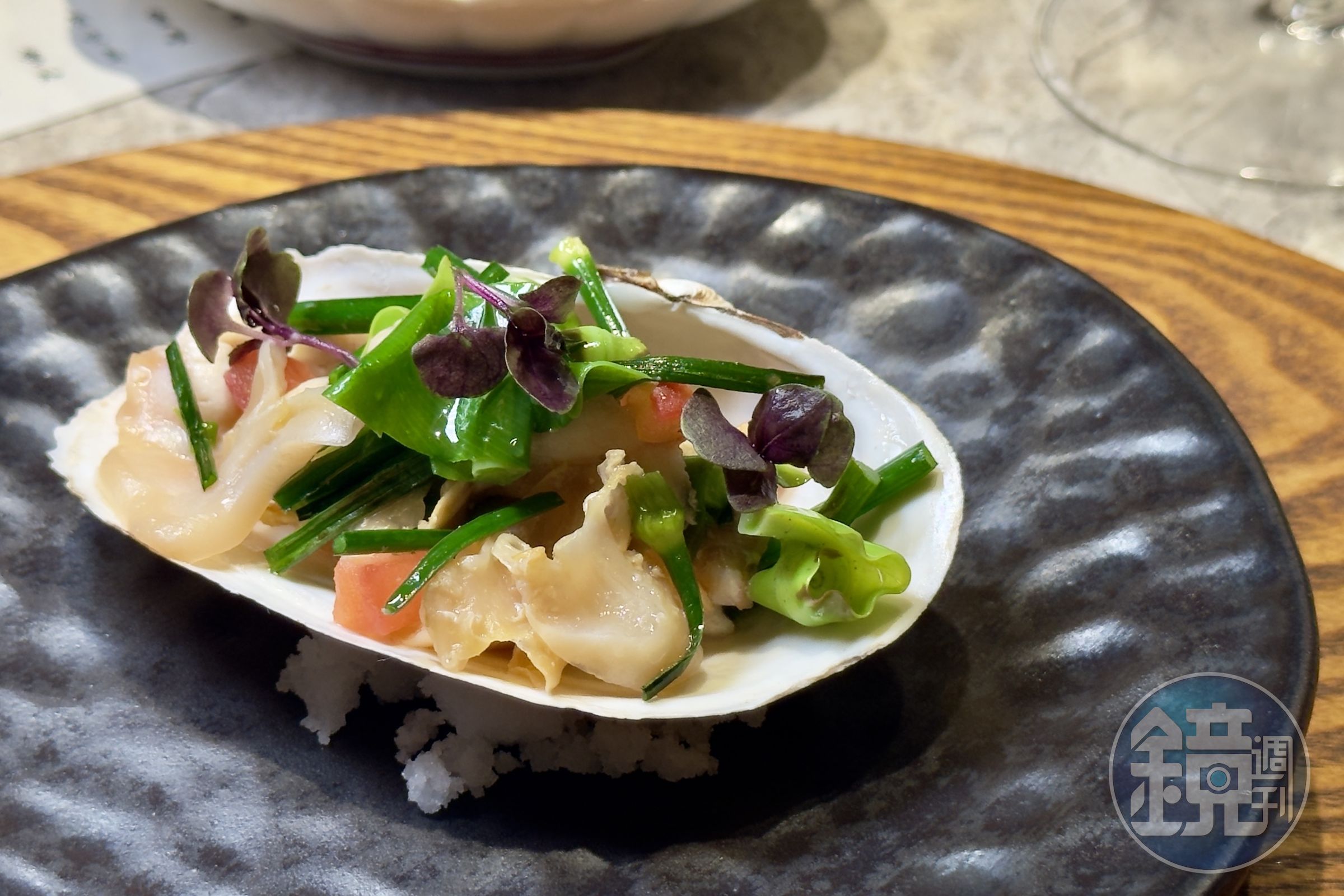 「海松貝」依不同部位分段料理,搭配番茄、韭菜花與山蘇收汁,凸顯鮮甜與彈嫩口感。