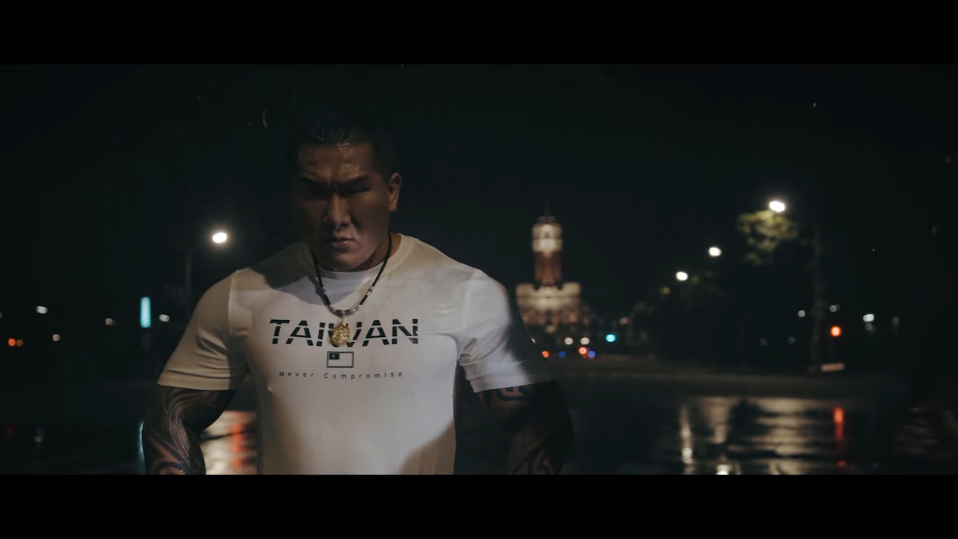 「館長」陳之漢去中國上海吹捧一翻後，回台灣不斷批評執政民進黨政府，還將頻道中〈臺灣魂〉的MV無預警下架。（翻攝自館長成吉思汗YT頻道）