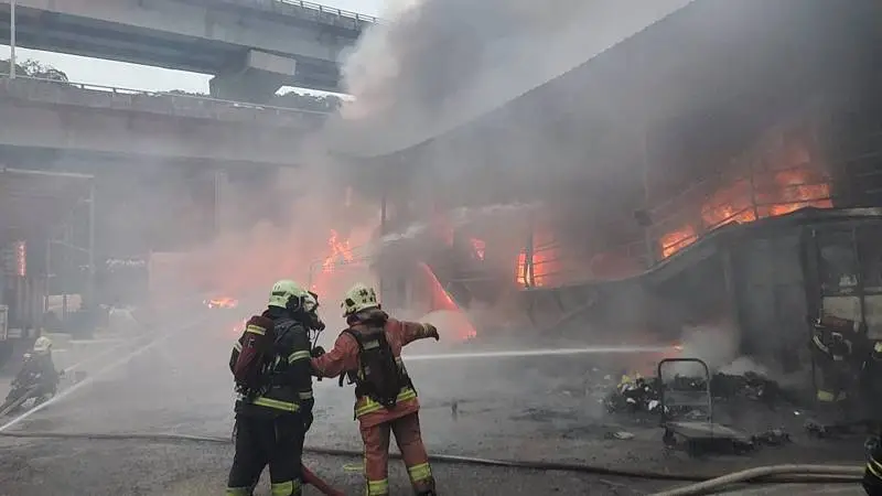 新北市泰山區大科路1處回收場今（26日）清晨6時許發生一起火災。（翻攝畫面）