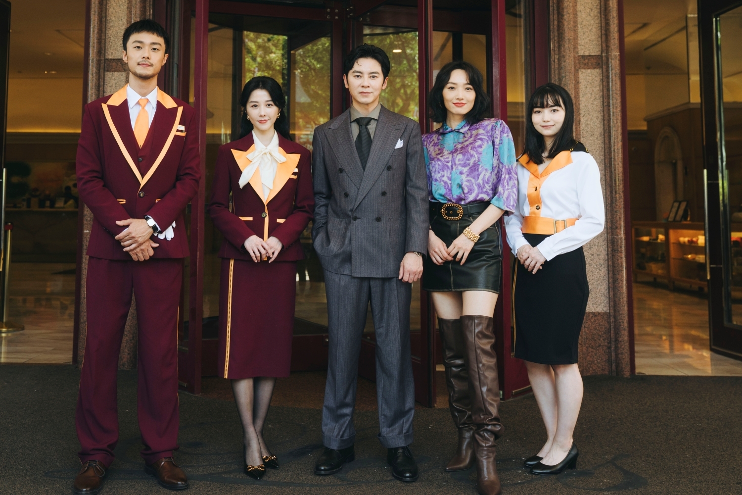 影集《微醺大飯店1980s》演員施柏宇（左起）、邵雨薇、李國毅、蔡思韵、黑嘉嘉出席開鏡儀式。（一念電影提供）