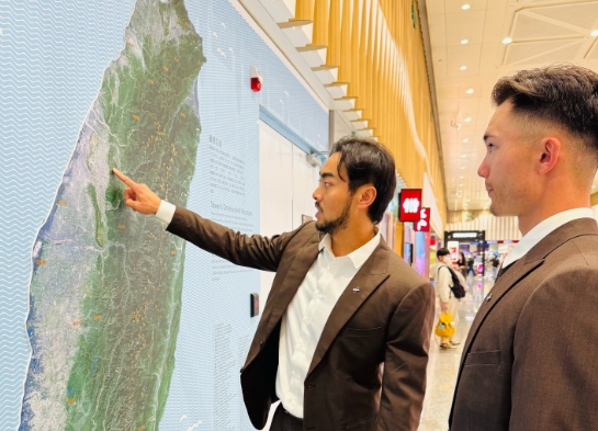 林家正（左）手指台灣地圖幫費仔（右）補課。（翻攝自CPBL Threads）