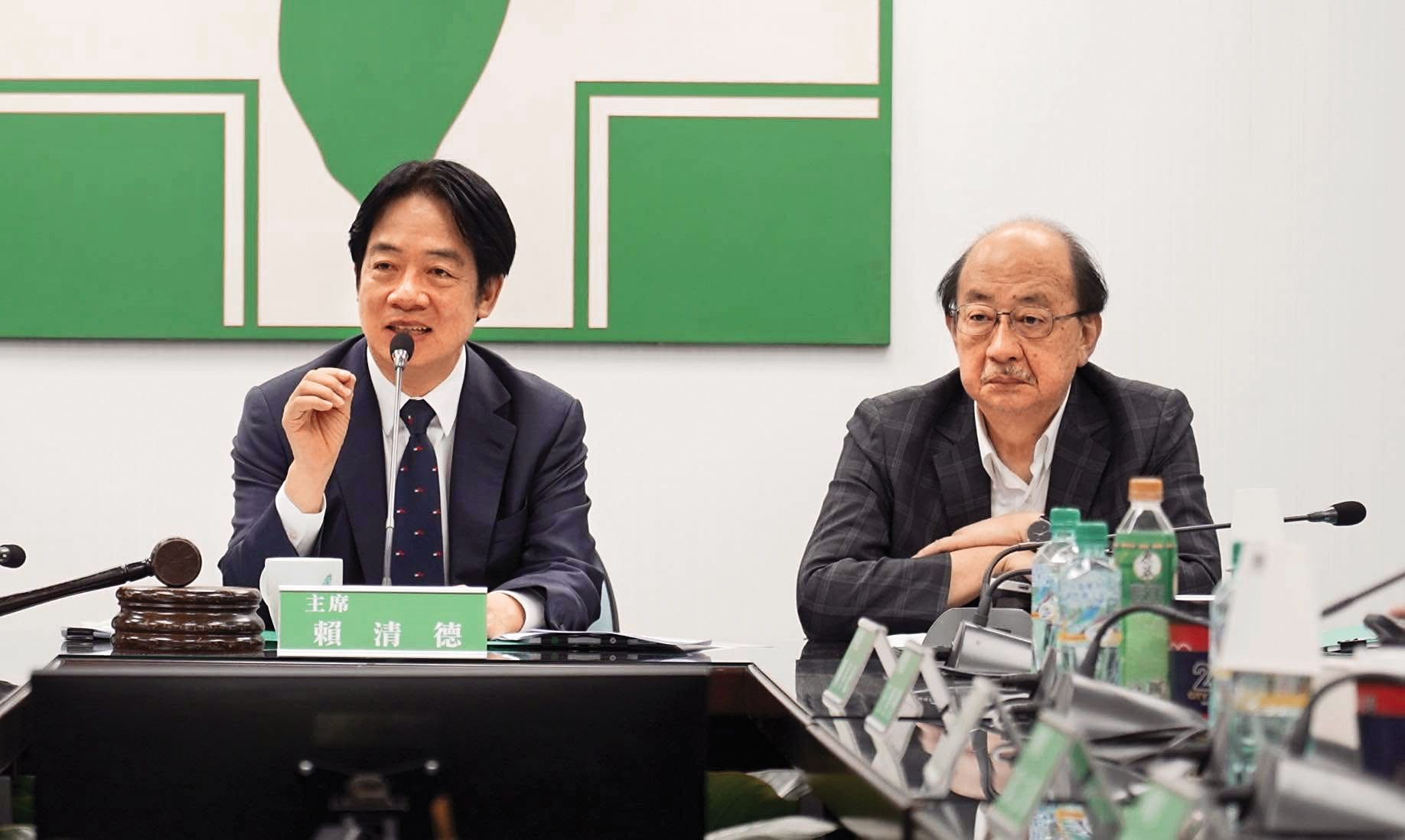 民進黨團總召柯建銘（右）是執政高層唯一坦然言敗者。左為總統賴清德。（翻攝柯建銘臉書）