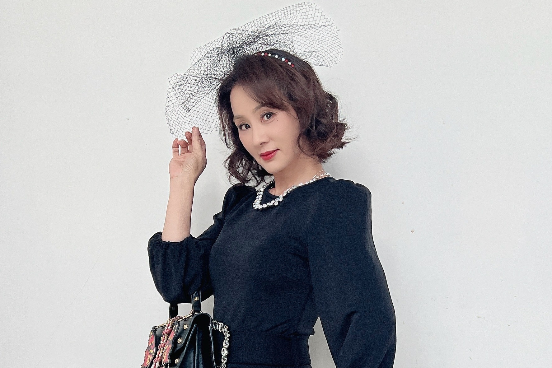 為了更貼近角色，兵家綺造型下足了功夫。（民視提供）