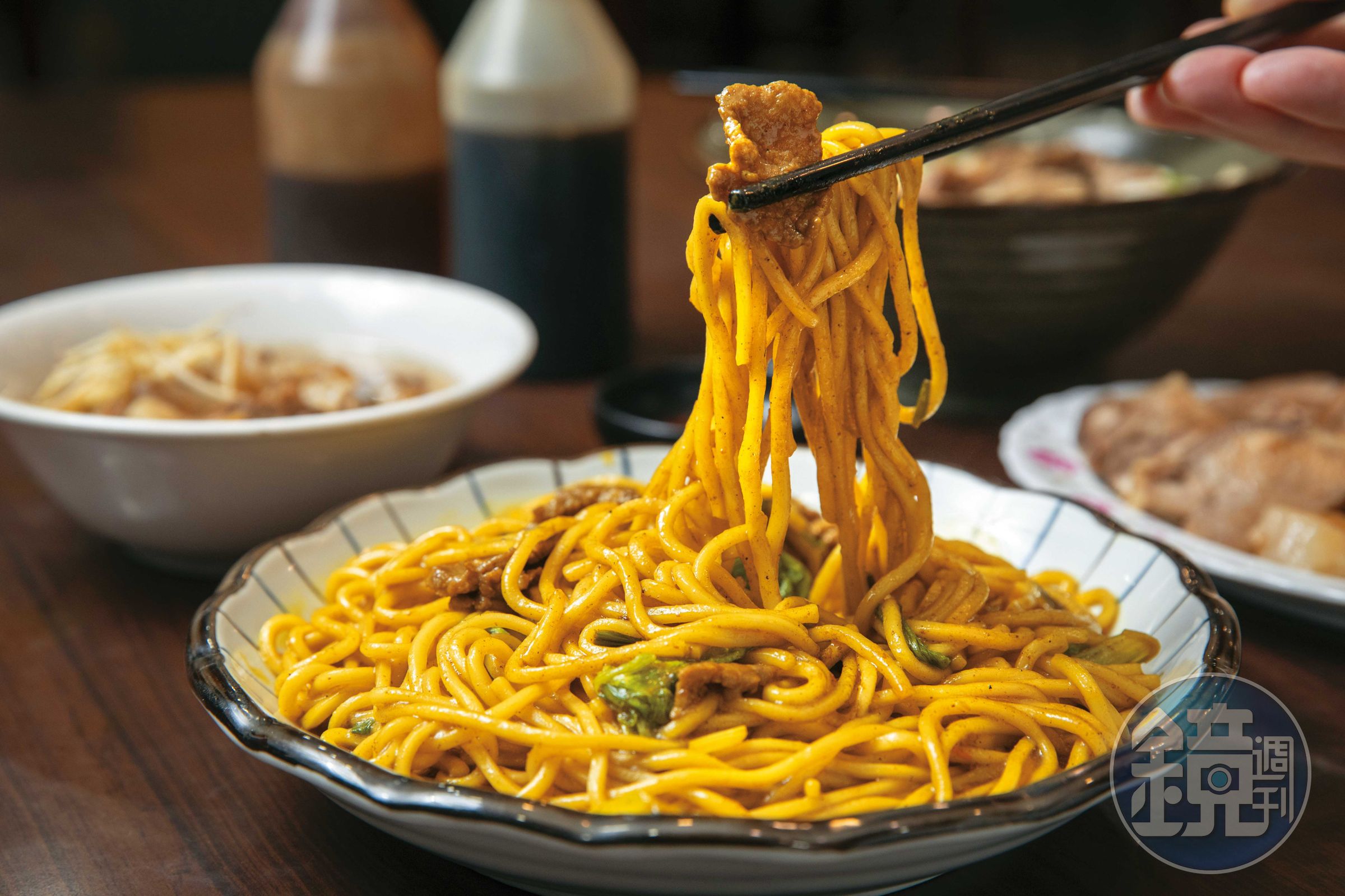 金春發總店的咖哩牛肉炒麵，是來客必點的招牌菜。（220元／份）