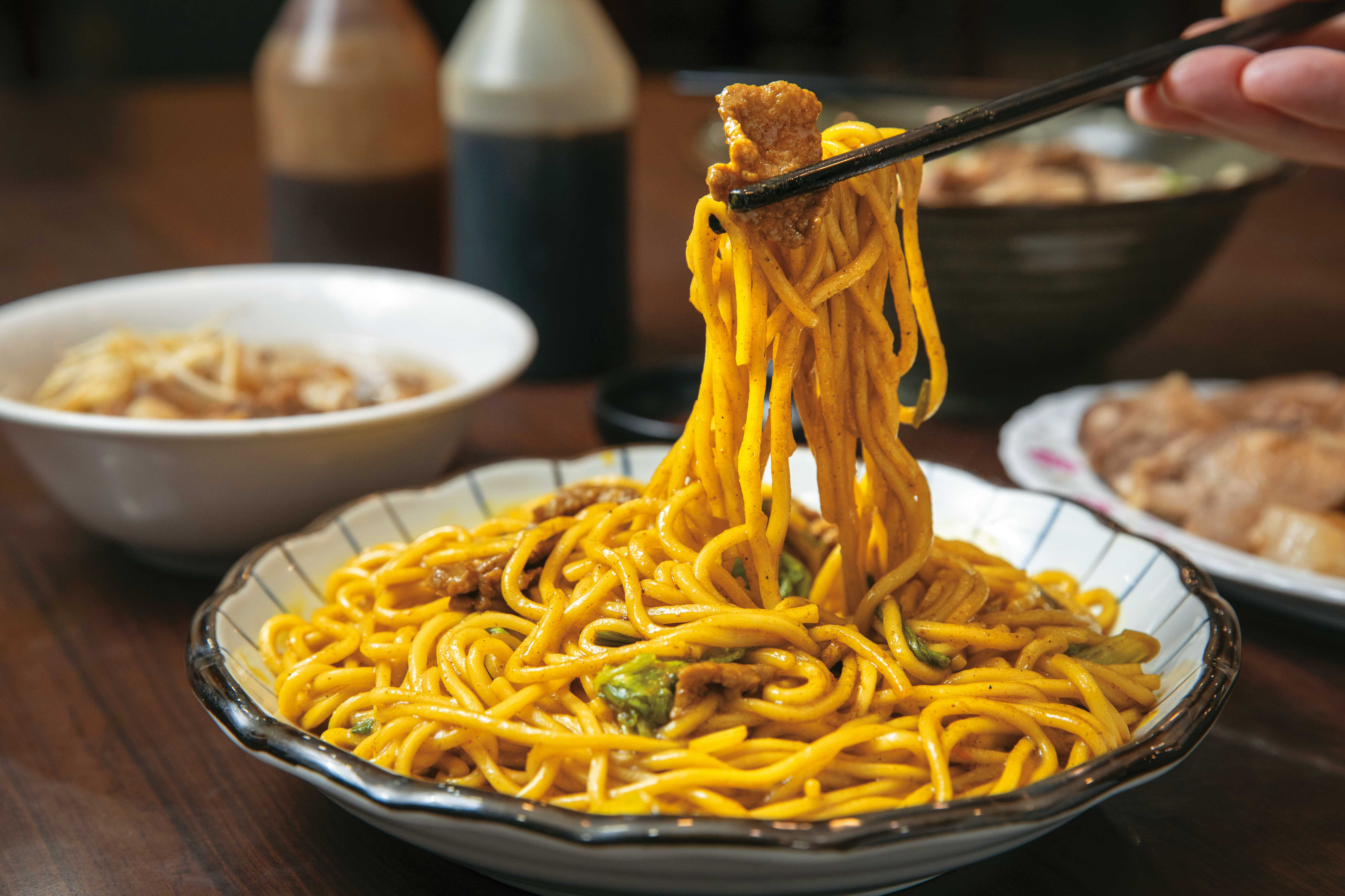 金春發總店的咖哩牛肉炒麵,是來客必點的招牌菜。(220元/份)