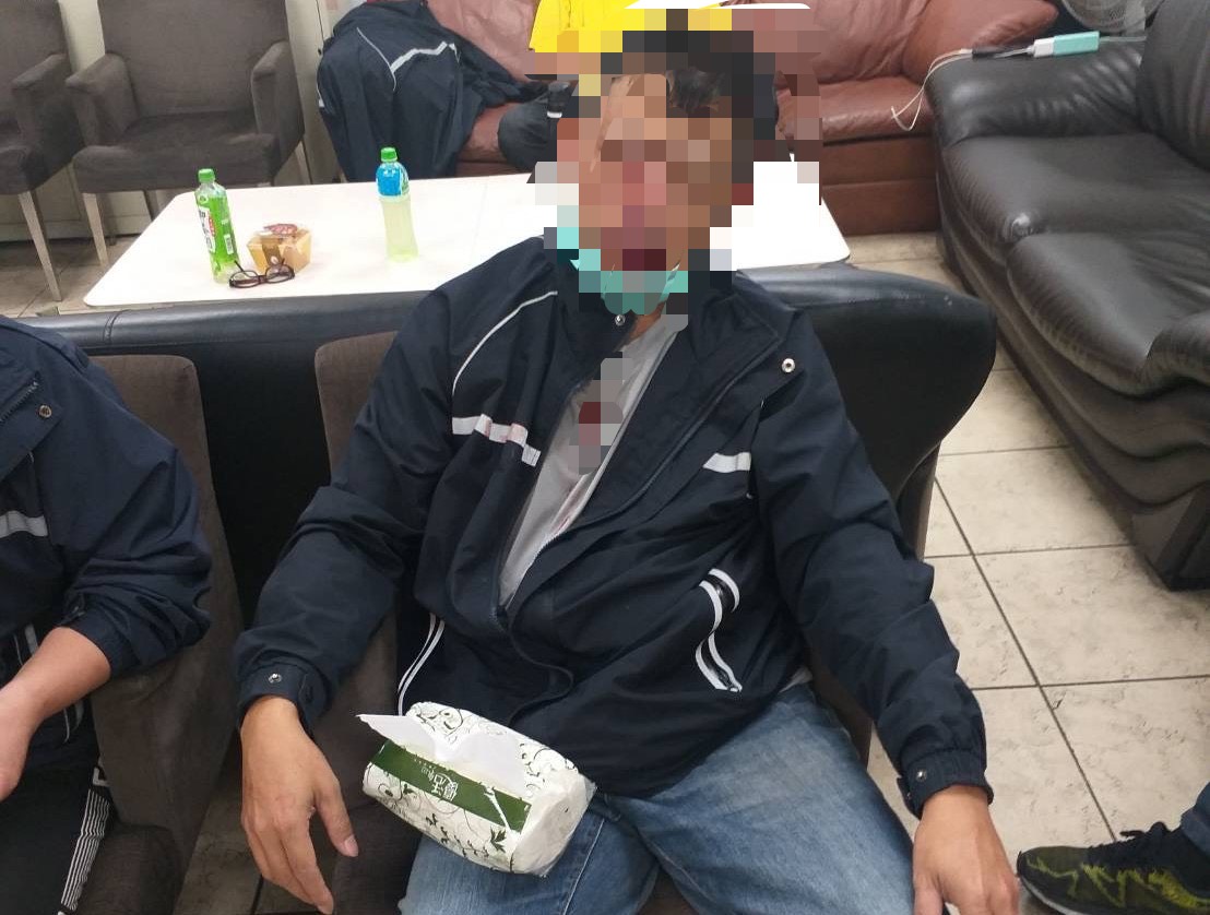 北市環保局中山清潔隊一名隊員去年遭同事毆打成傷，質疑施暴者僅1小過輕懲。（讀者提供）