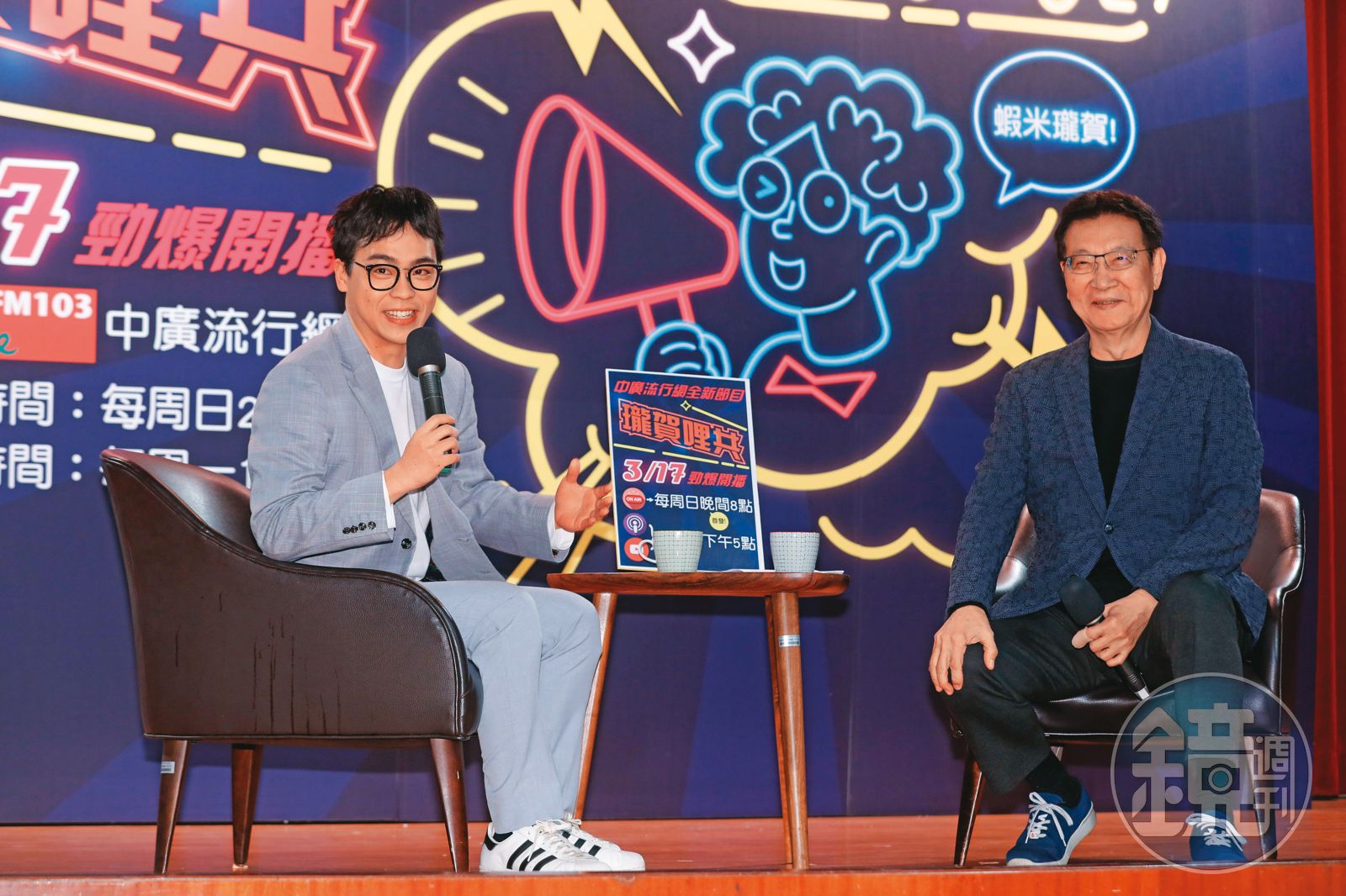 賀瓏（左）回歸傳統媒體，和趙少康（右）合作，在中廣主持廣播節目
