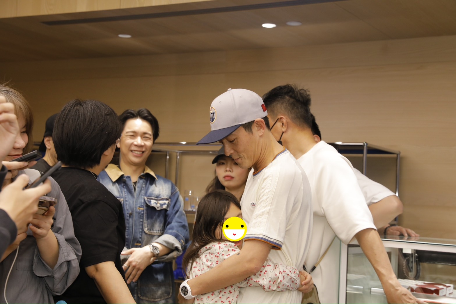 陳冠希攜愛女Alaia出席記者會，Alaia不時抱著爸爸撒嬌，媒體狂讚她「好可愛」。