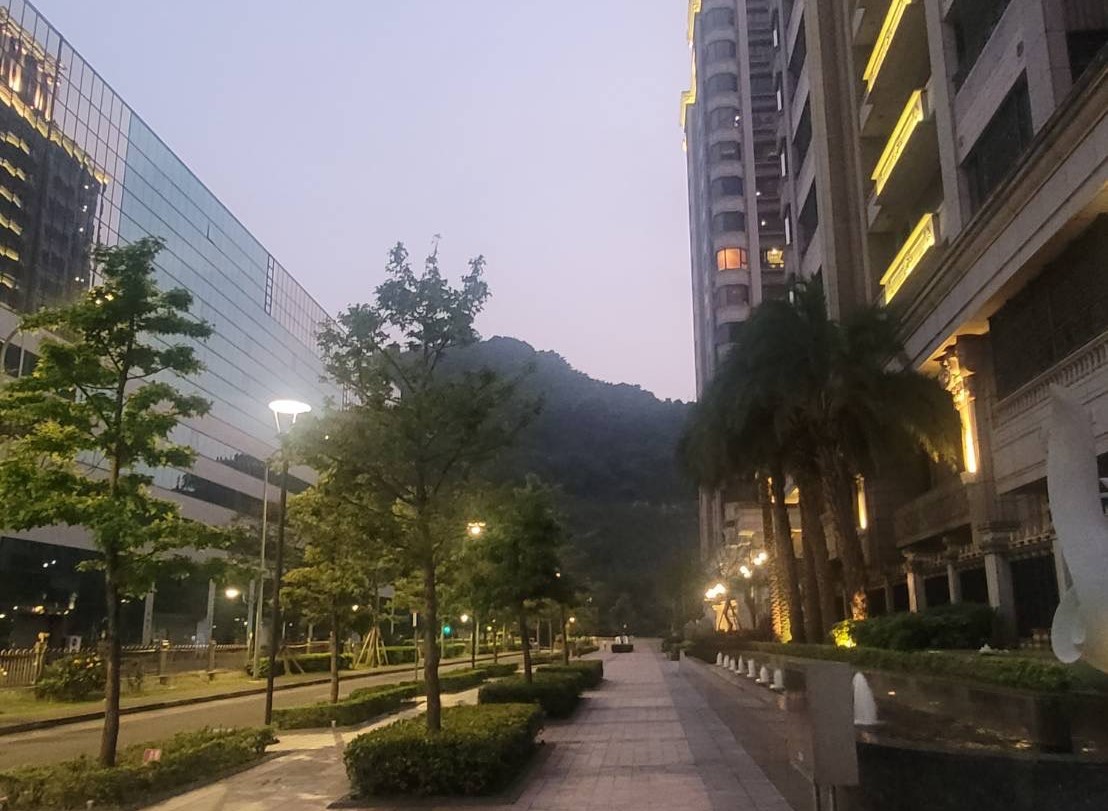 新北市深坑區某大樓傳出墜樓意外。（翻攝畫面）