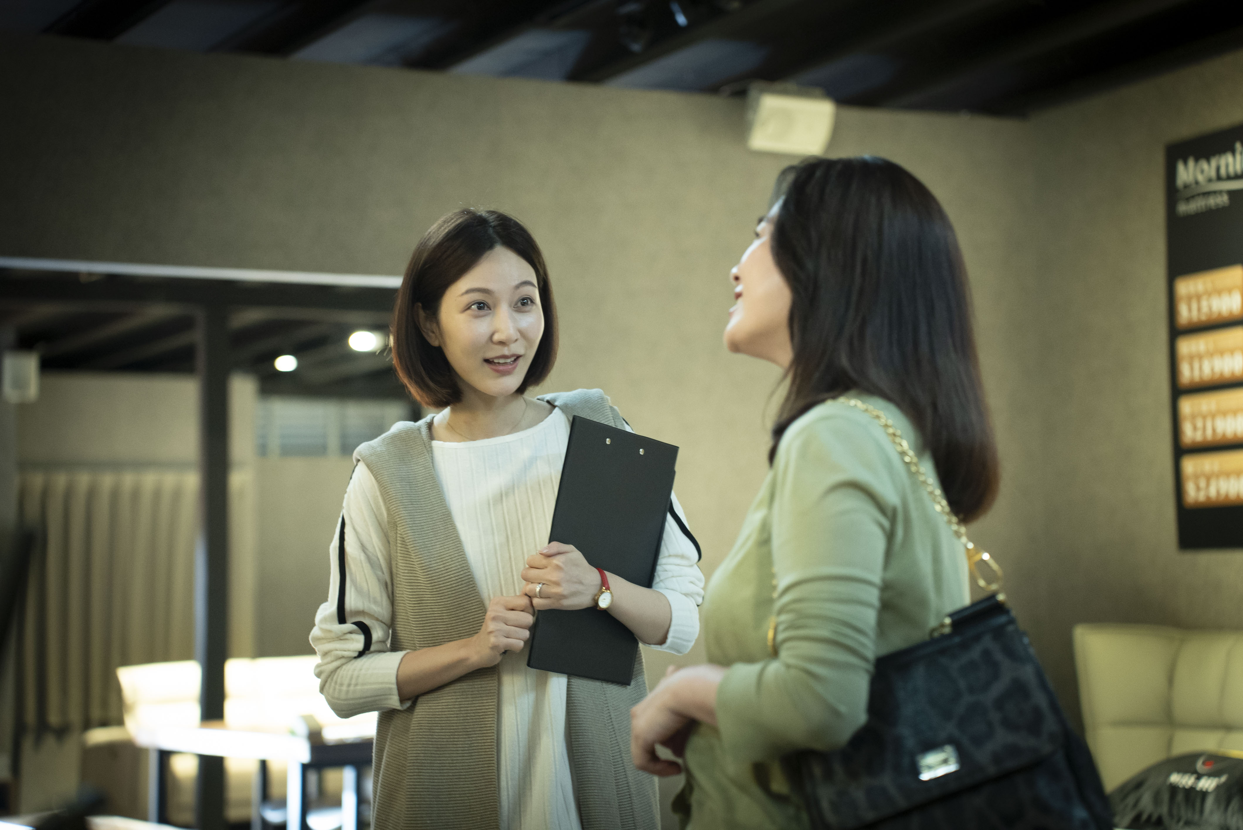 曾莞婷化身「家計精算天后」。（瀚草文創提供）