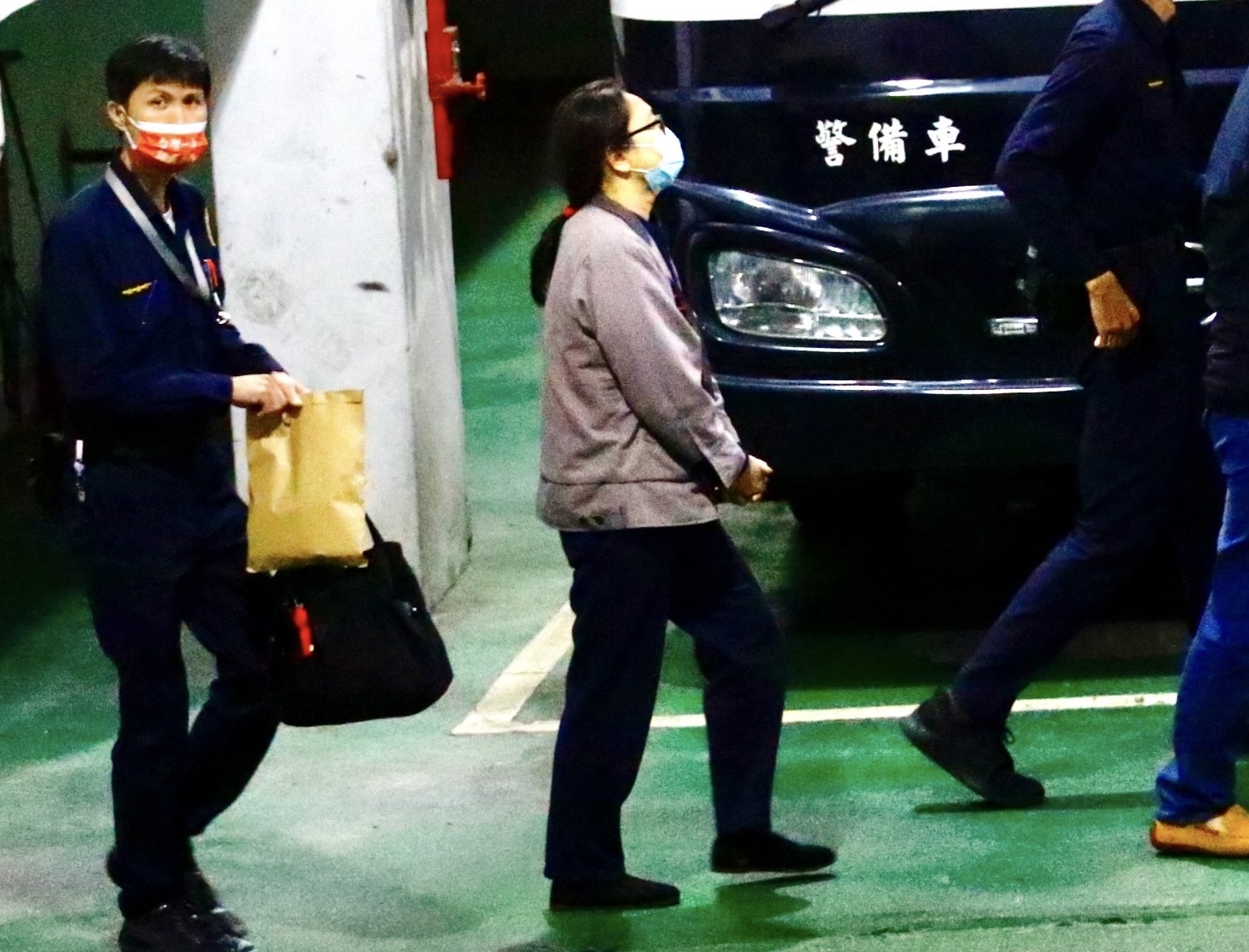 保母劉彩萱（中）與妹妹劉若琳凌虐剴剴致死案起訴，將由台北地院國民法官庭審理。