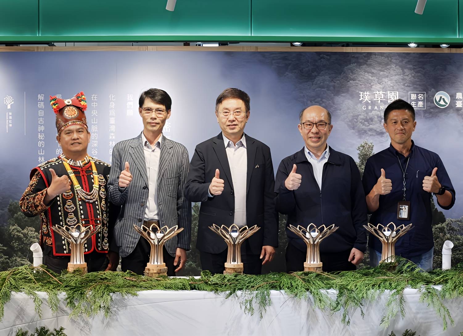 「森林地景氣味資料庫」啟動，由左至右為古昌弘頭目、許仁和創辦人、林業及自然保育署長林華慶、分署長吳昌祐、屏東科技大學王志強教授。（林業及自然保育署提供）