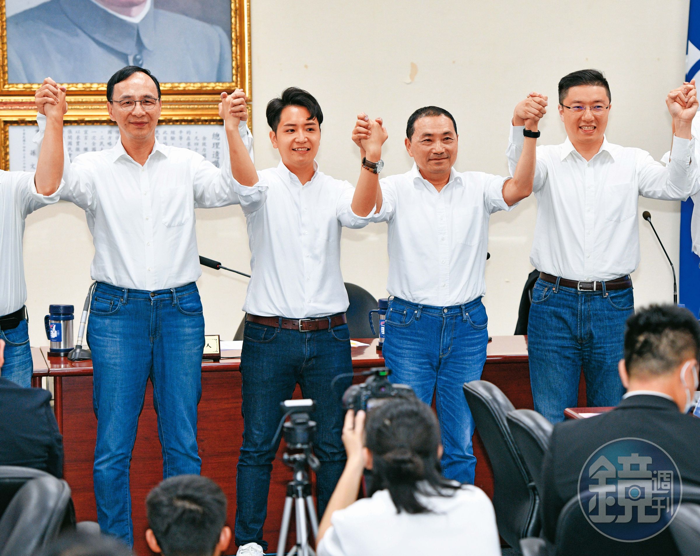 參選立委的張智倫(右)與國民黨總統提名人侯友宜(右2)一起造勢。