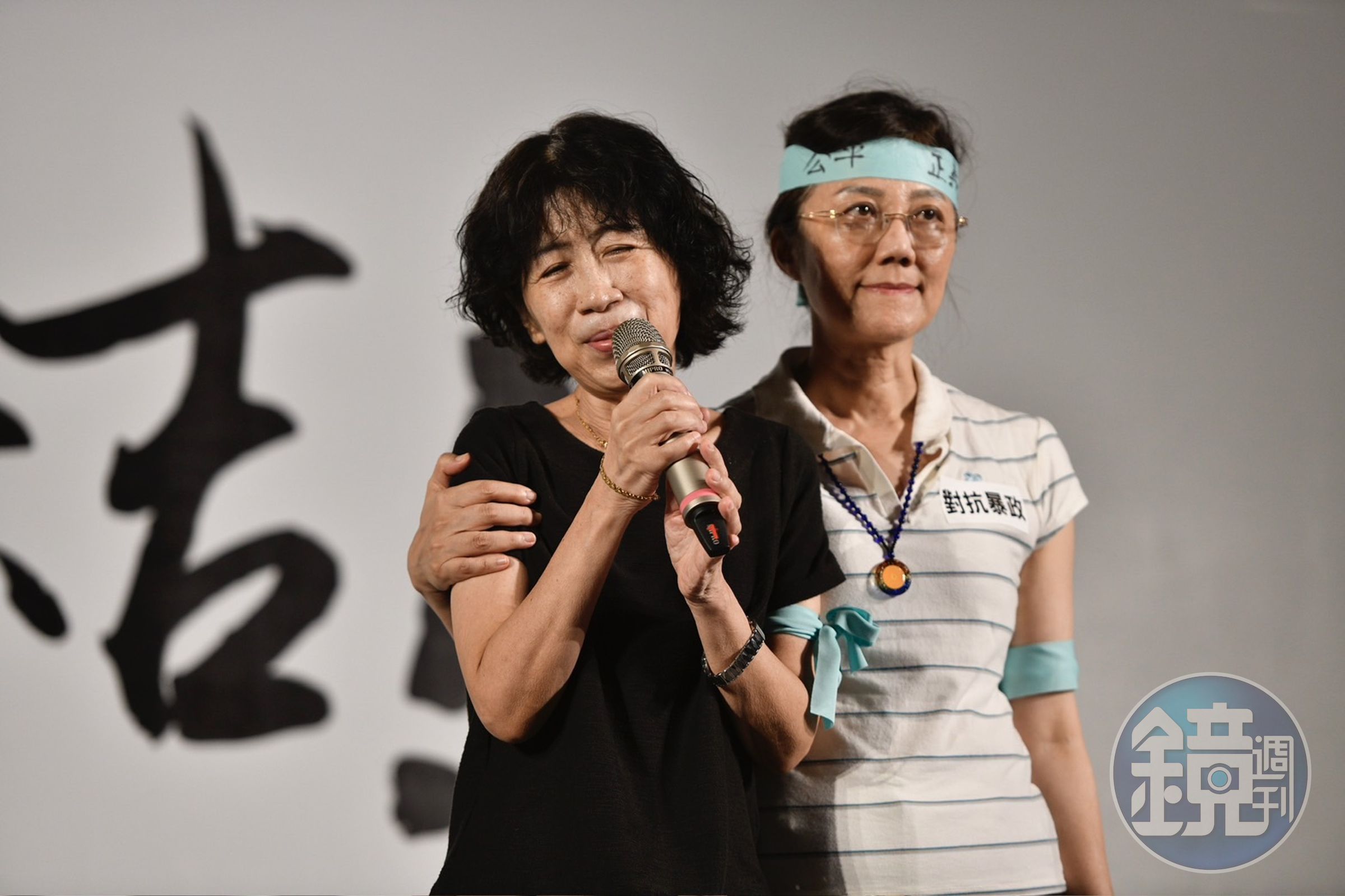 民眾黨今(8日)晚號召小草集結在立法院群賢樓外開講,柯文哲妻陳佩琪壓軸登場,柯美蘭緊跟在一旁陪伴。