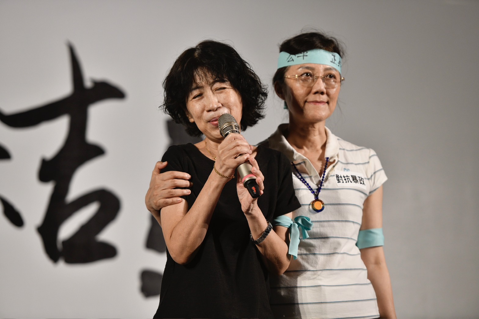 民眾黨今（8日）晚號召小草集結在立法院群賢樓外開講，柯文哲妻陳佩琪壓軸登場，柯美蘭緊跟在一旁陪伴。