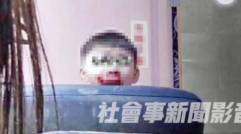 男童遭彭女呼巴掌，回到鏡頭前已是滿臉鼻血，表情痛苦。（擷取「社會事新聞影音」）