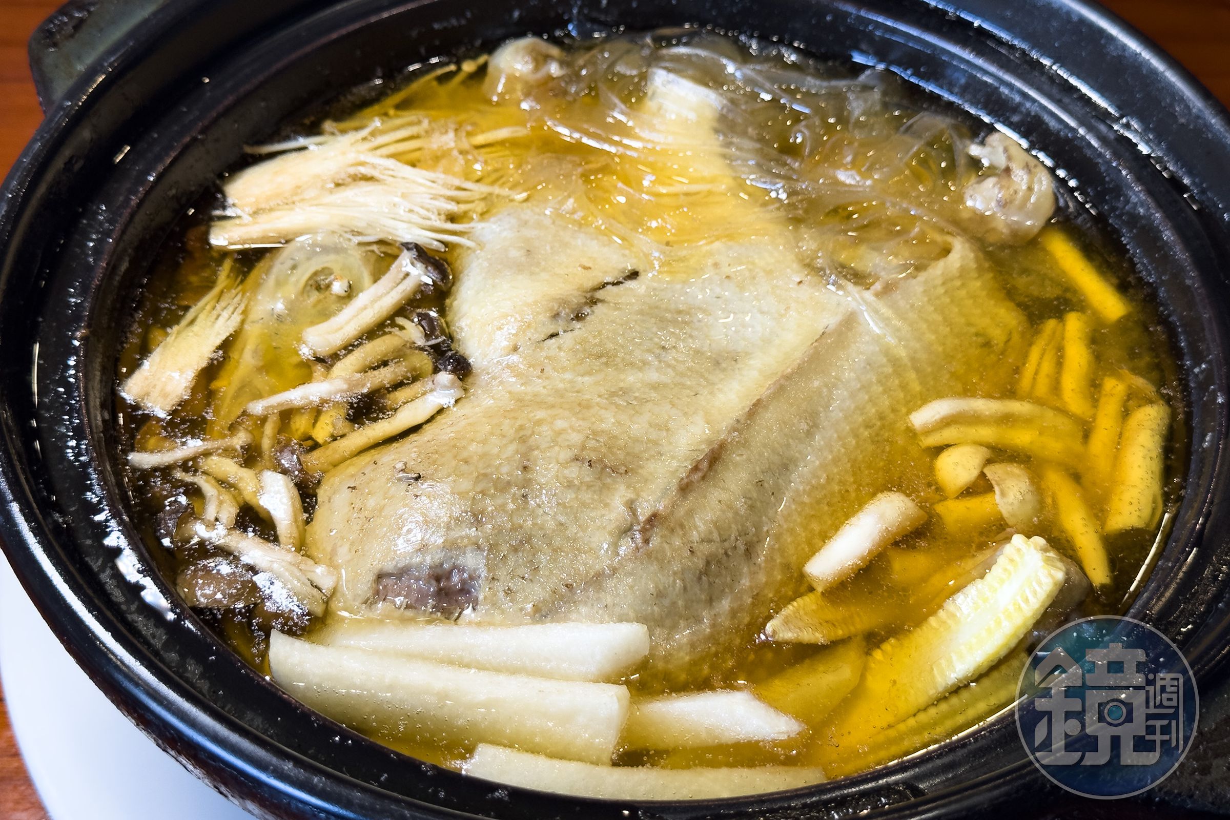 餐廳招牌「八方燜鴨」講究肉質軟爛入味，筷子輕撥即可分離，是深受長輩喜愛的手路菜。