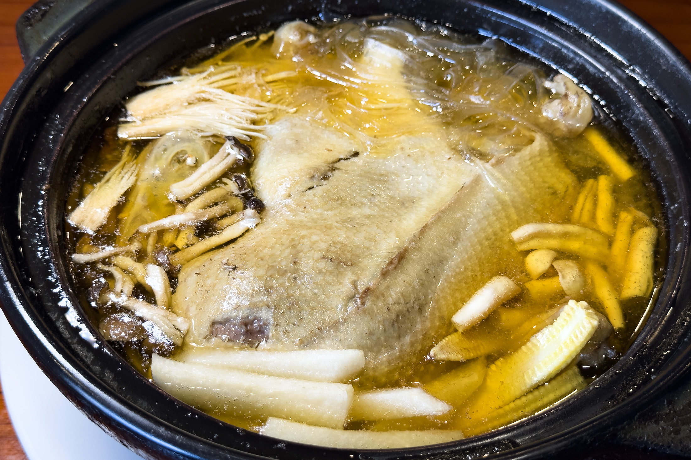 餐廳招牌「八方燜鴨」講究肉質軟爛入味，筷子輕撥即可分離，是深受長輩喜愛的手路菜。