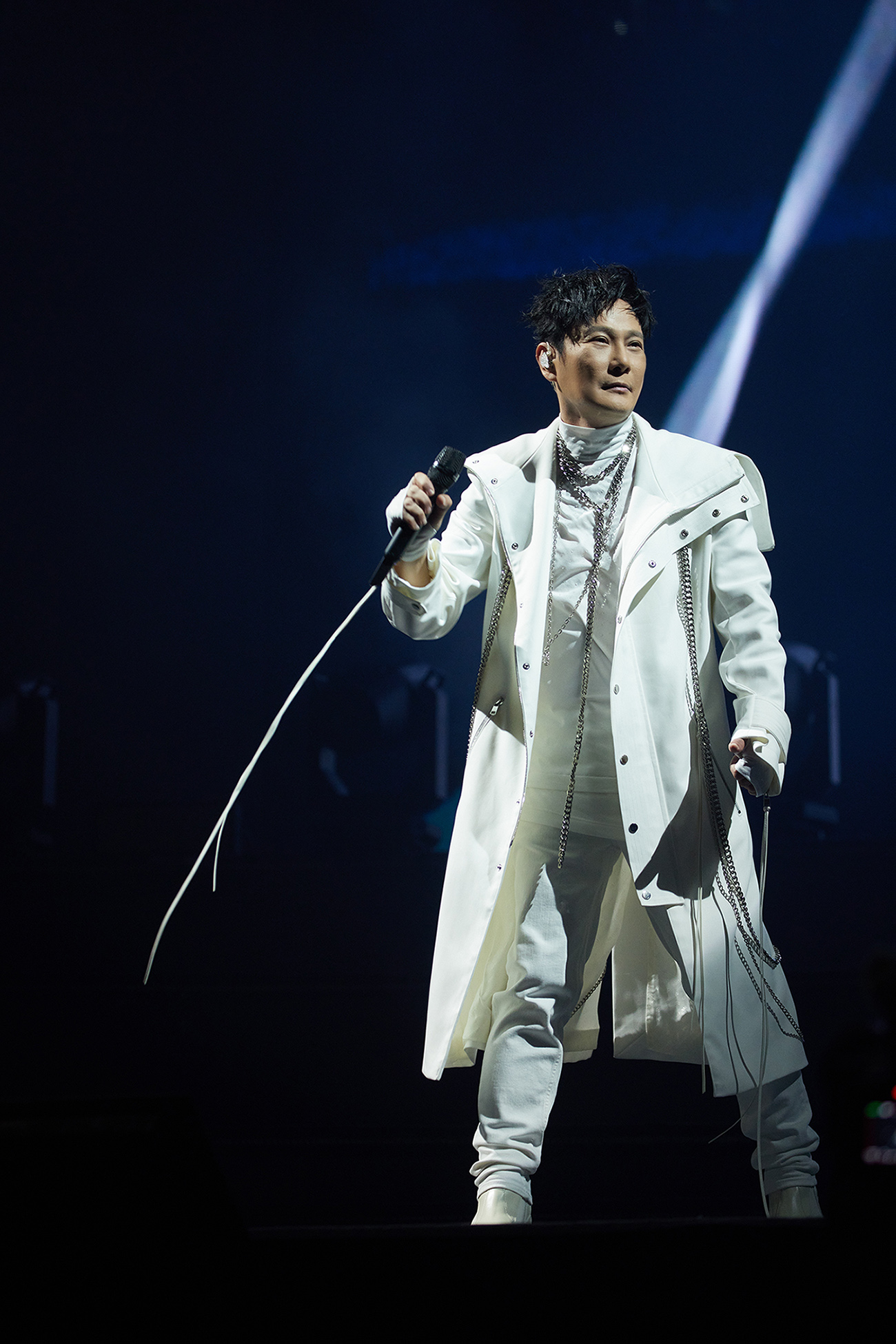 在演唱〈做你的男人〉時，張信哲大撩全場粉絲。（潮水音樂提供）