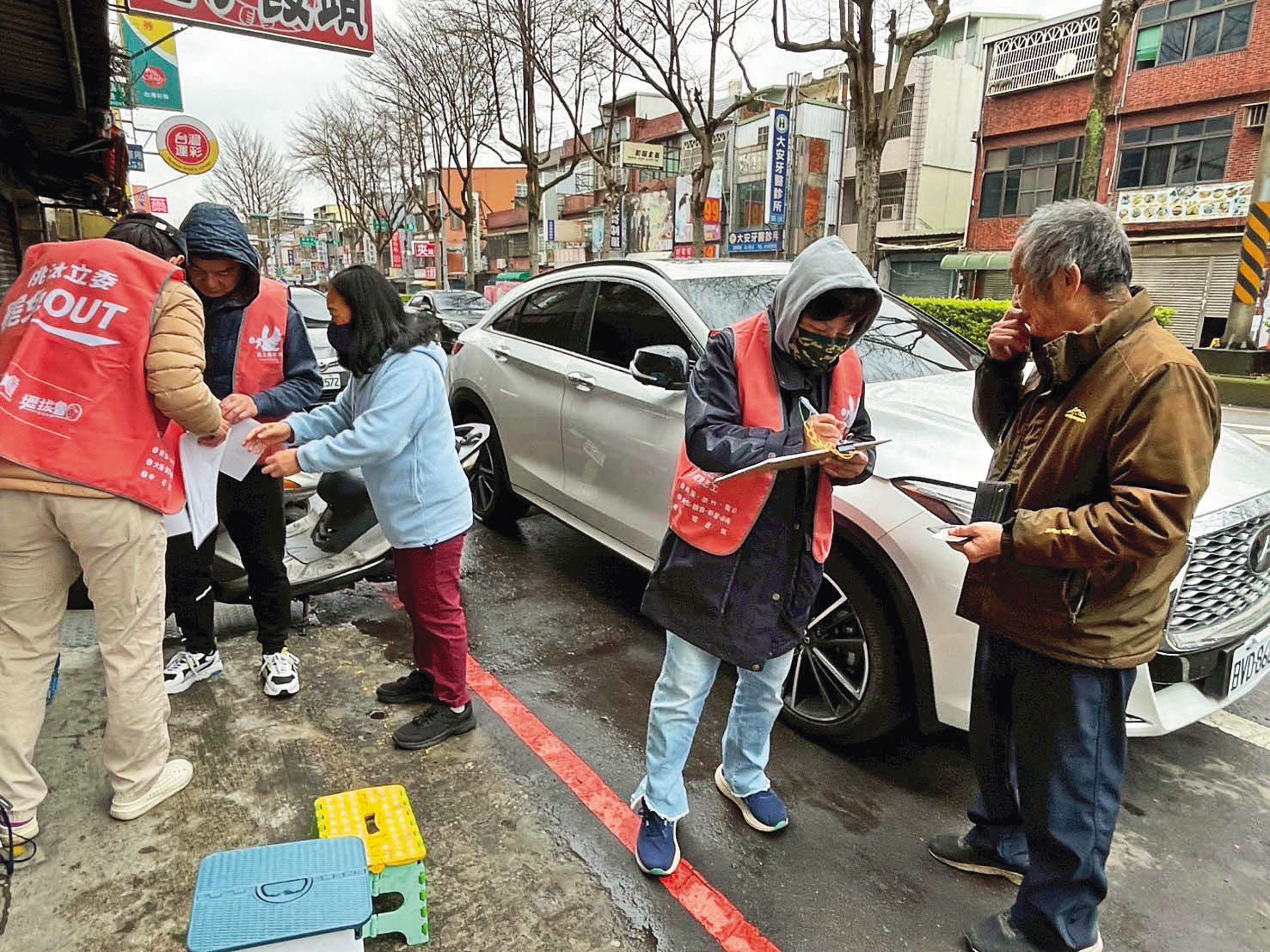 不少罷團近來都採小蜜蜂戰法靈活移動、上街尋找願意連署的民眾。
