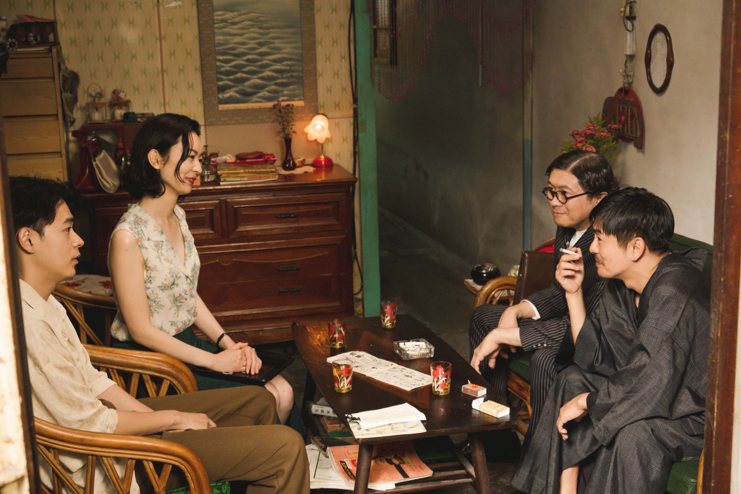 梁秩誠（右二）飾演的X先生向成田凌（左起）、中村映里子、森田剛提出交易。（光年映畫提供）