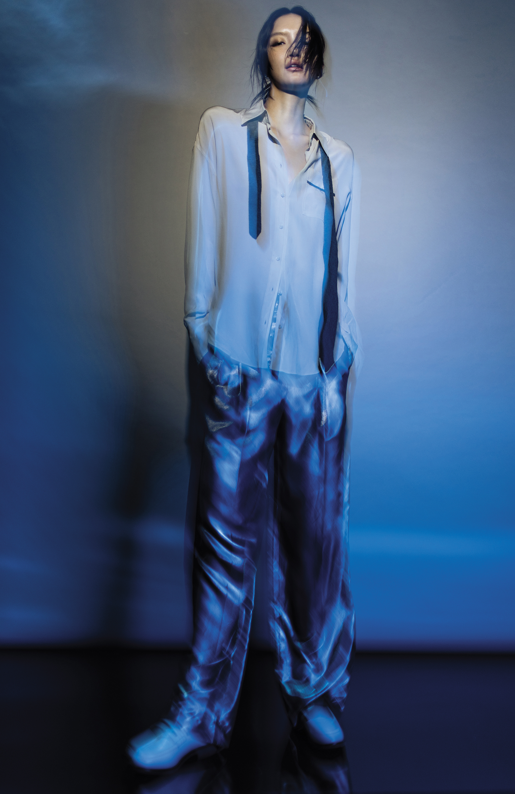 Monili細節襯衫 NT$70,700 by Brunello Cucinelli／亮面訂製寬鬆休閒長褲 NT$106,000 by Brunello Cucinelli／鑲珠裝飾便士樂福鞋 NT$48,600 by Brunello Cucinelli／LES PERLES CELINE耳環 NT$15,500 by CELINE BY HEDI SLIMANE／初剪羊毛絲質鑲珠羅紋針織領帶 NT$15,500 by Brunello Cucinelli