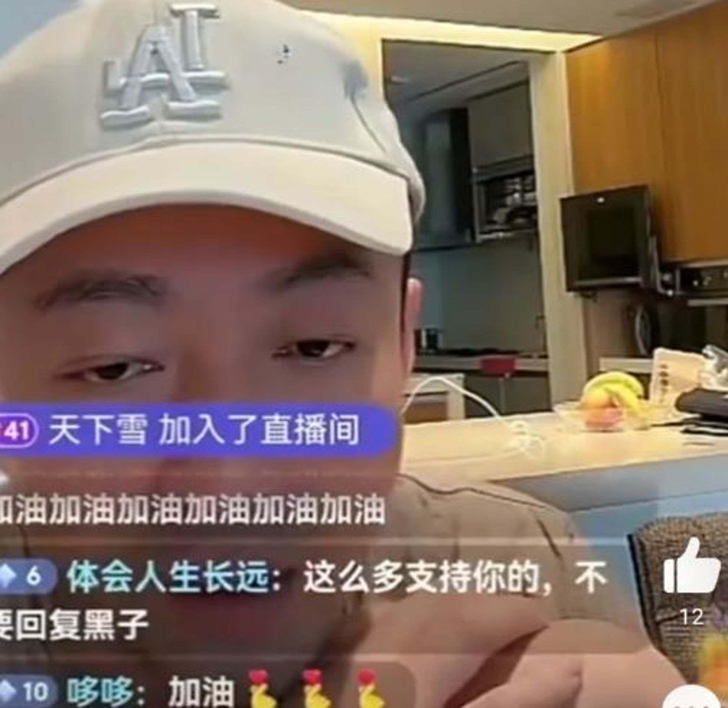 汪小菲今天大中午就喝醉酒開直播。（翻攝自微博）
