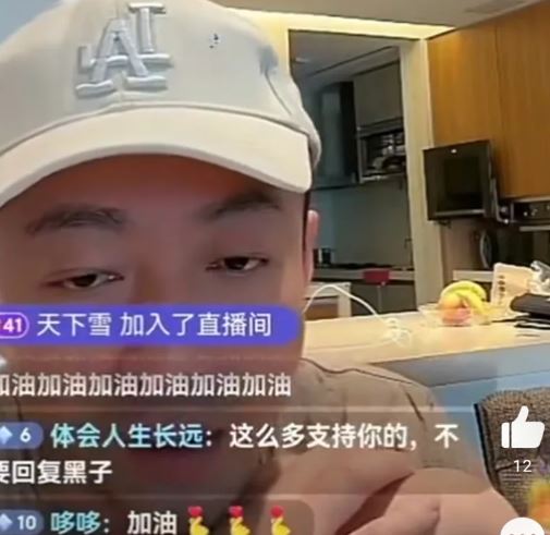 汪小菲今天大中午就喝醉酒開直播。（翻攝自微博）