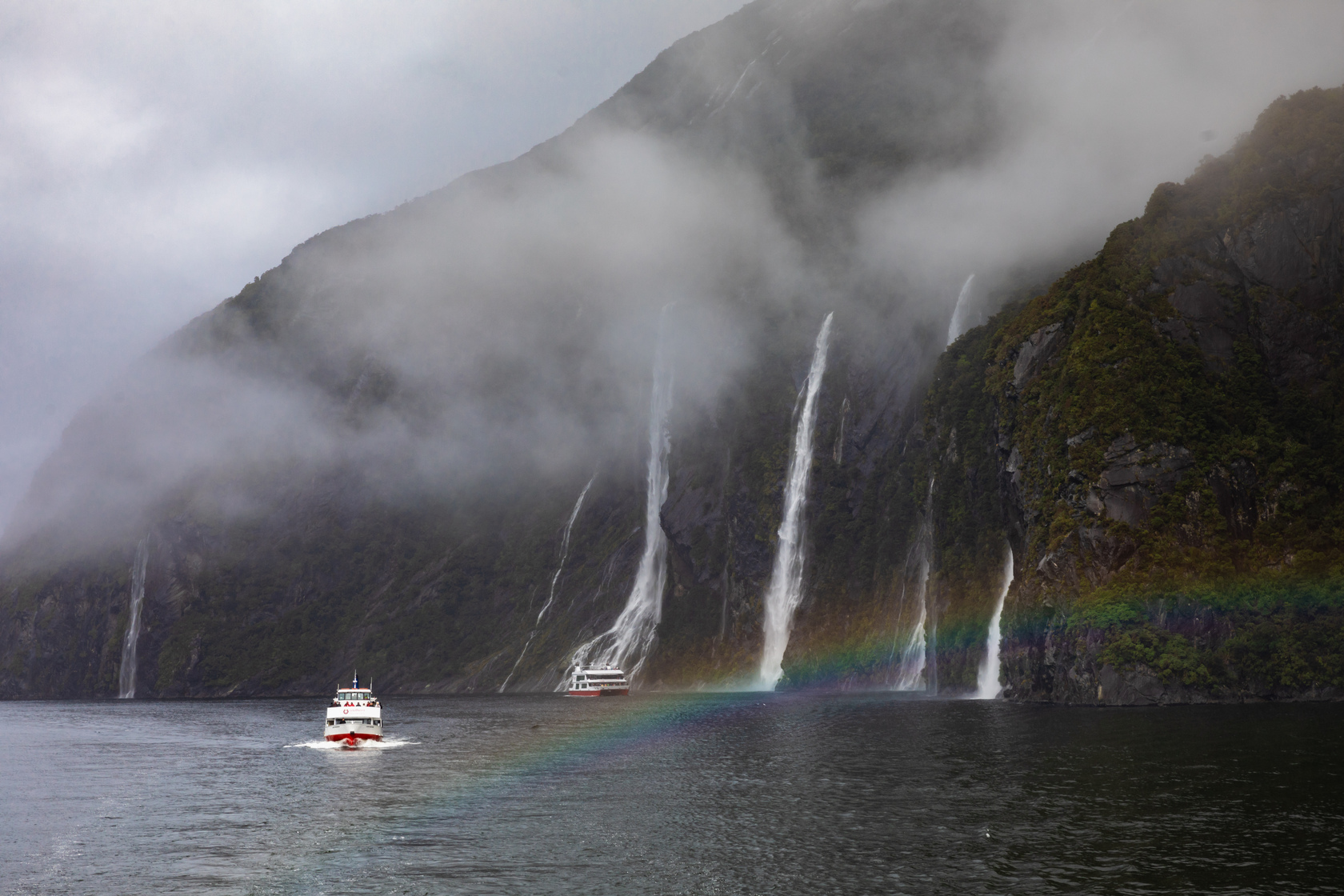 運氣好還能見到彩虹與峽灣景色相映。