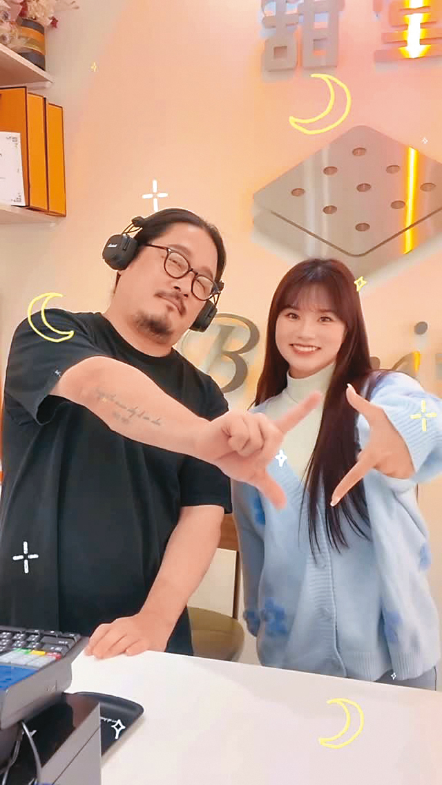 熱愛跳舞的沁沁（右），玩起舞蹈挑戰，還與韓國廚師金度潤（左）合作，最後更一起合照。（翻攝自_chinchin_77_ IG）
