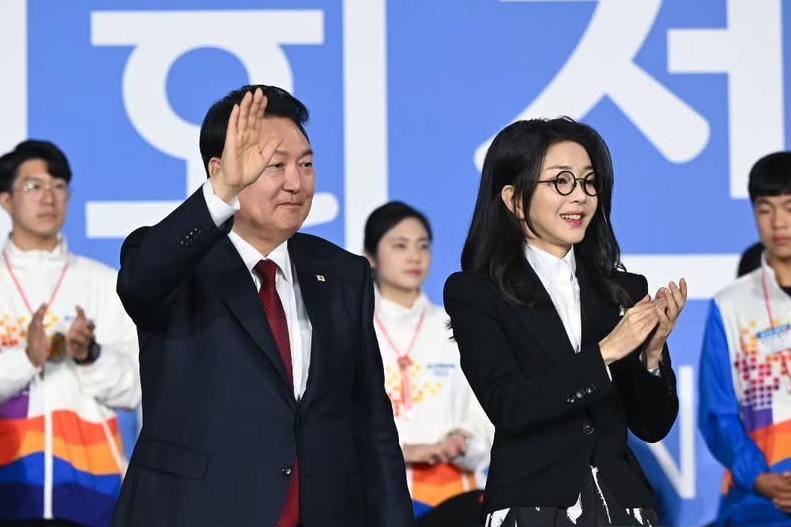 雖然特檢組表明並未發現前總統尹錫悅的夫人金建希女士有實際介入緊急戒嚴的具體事實,但卻爆出了一段戲劇化的官邸內幕。