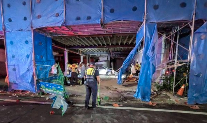 事故發生地點新竹市北區經國路二段，車輛猛烈撞進工地圍籬。（翻攝畫面）