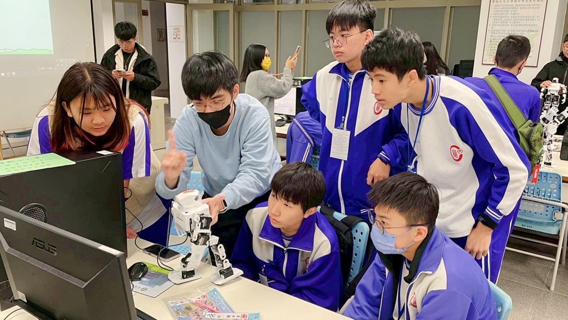 自強高工籌備處攜手國立聯合大學，引領國中生走入大學專業實驗室，透過資訊、電子與工業設計等跨域實作，點燃學子探索科技的熱情。（新竹縣政府提供）