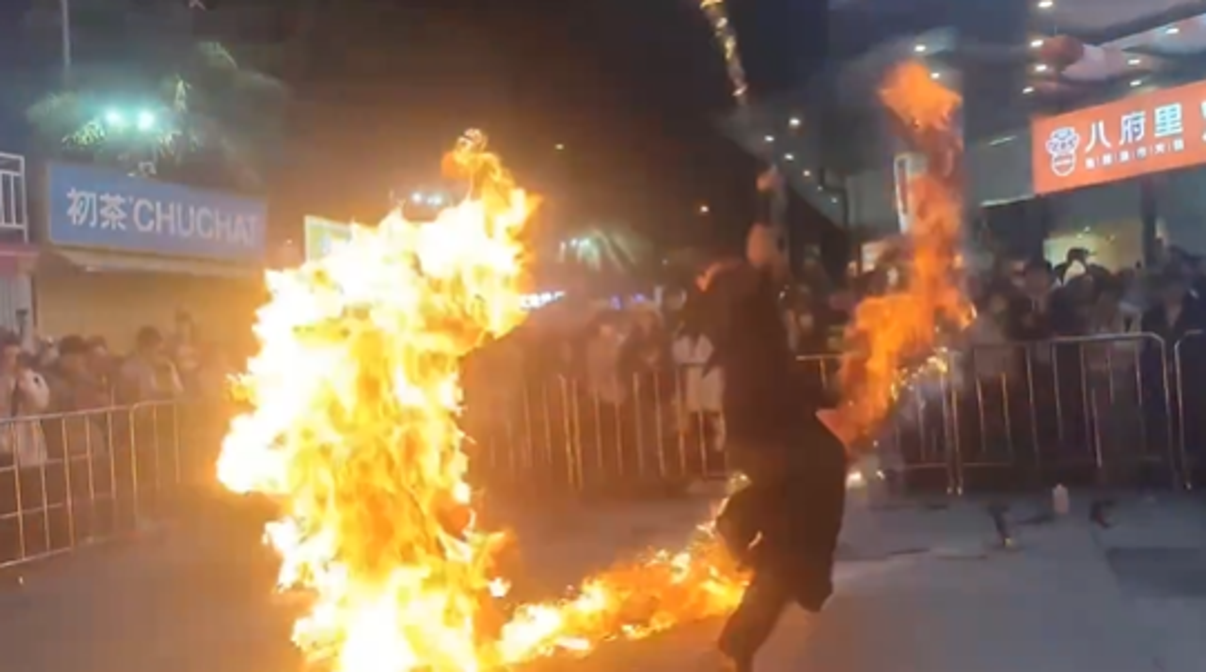 驚悚！中國街頭藝人表演「炎之呼吸」失誤，瞬變「火劈傷人」。（翻自X平台）