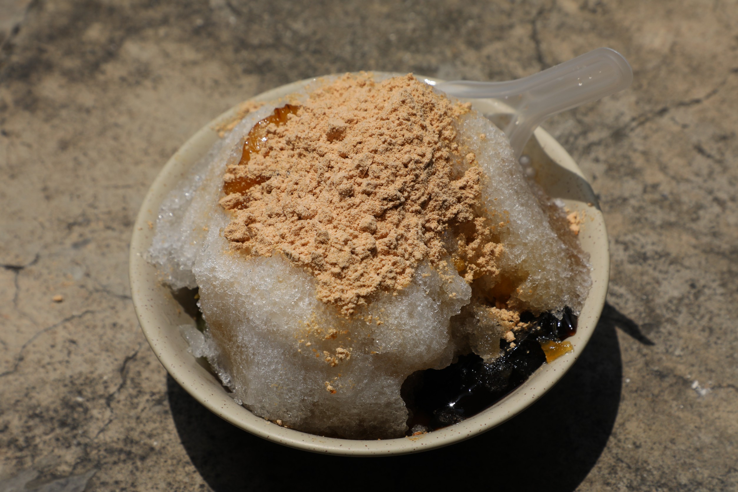 金玉興冰店的古早味刨冰，古早味麵茶與黑糖水鳳梨醬，把本身無味卻帶來不同層次口感的粉粿、愛玉和粉條米苔目，撞擊出最佳美味。
