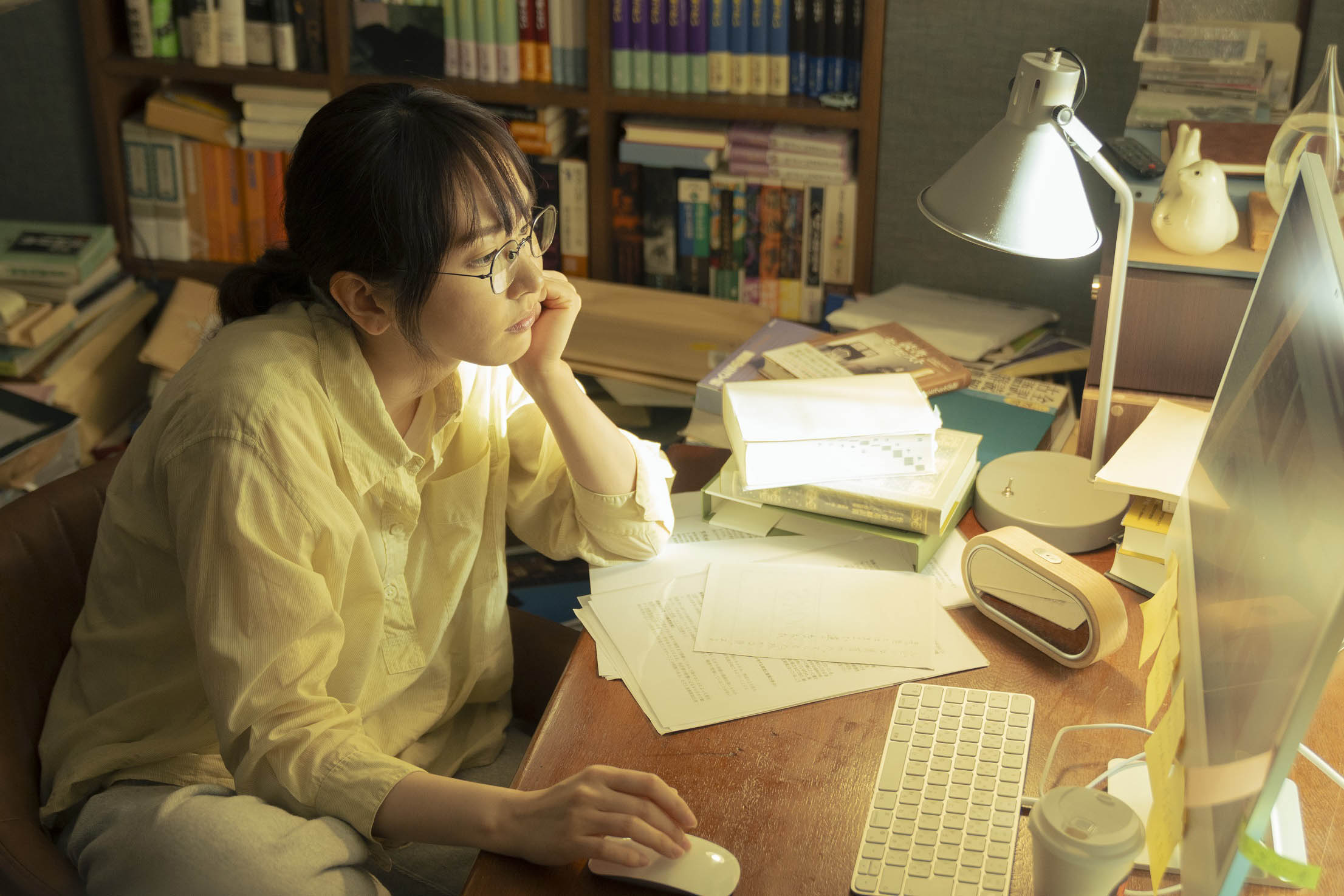 新垣結衣再次突破形象,飾演一位有點社恐、外冷內熱的小說家。(天馬行空提供)