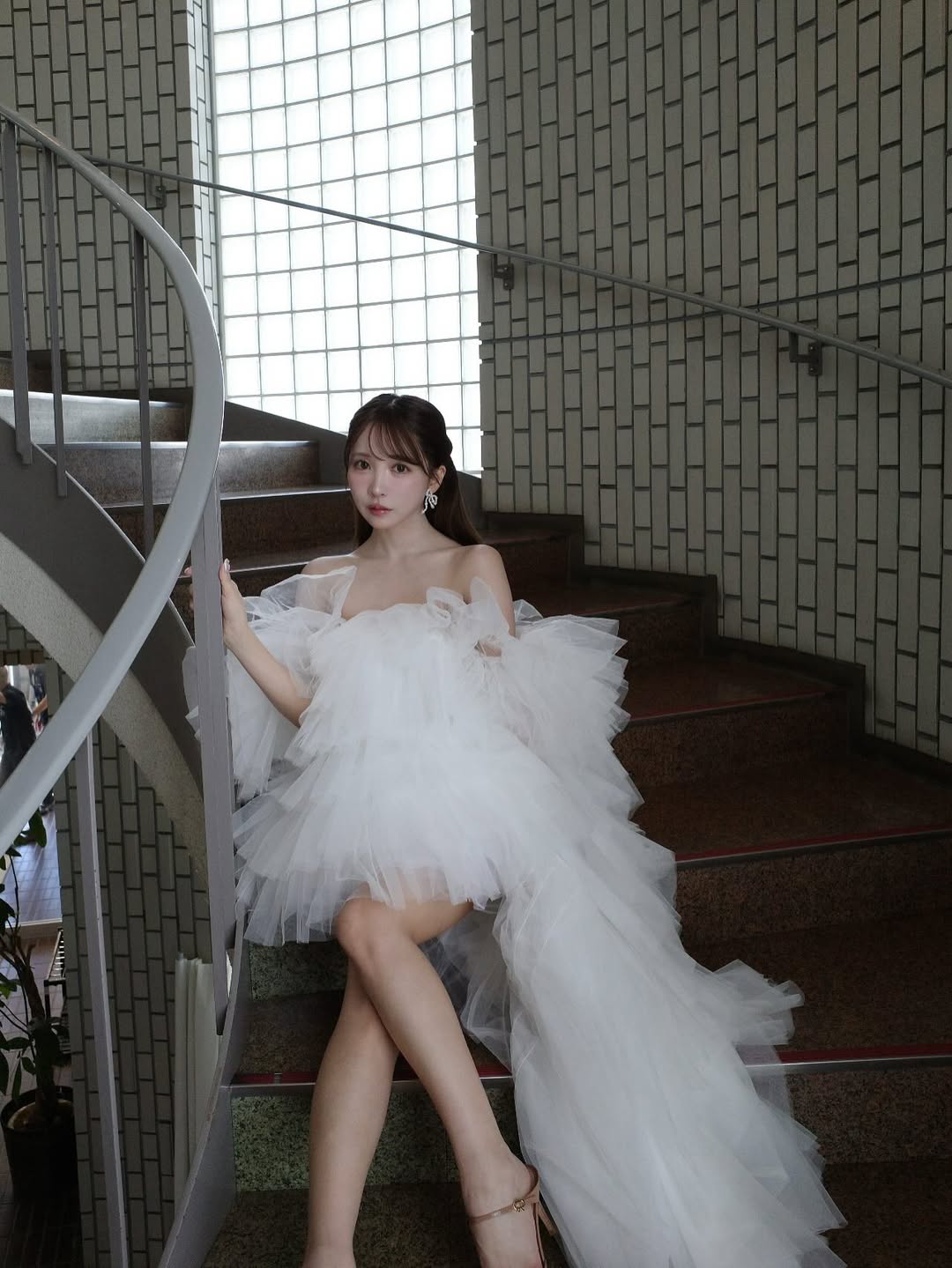三上悠亞穿上婚紗，直呼這件禮服相當可愛。（翻攝IG）