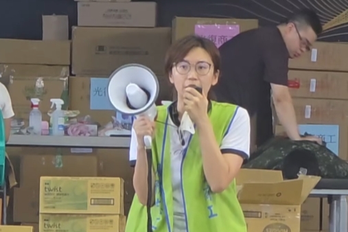 光復災區擔任志工的老師沒收民眾送來的一箱保力達。（翻攝自Threads@eddie60106）