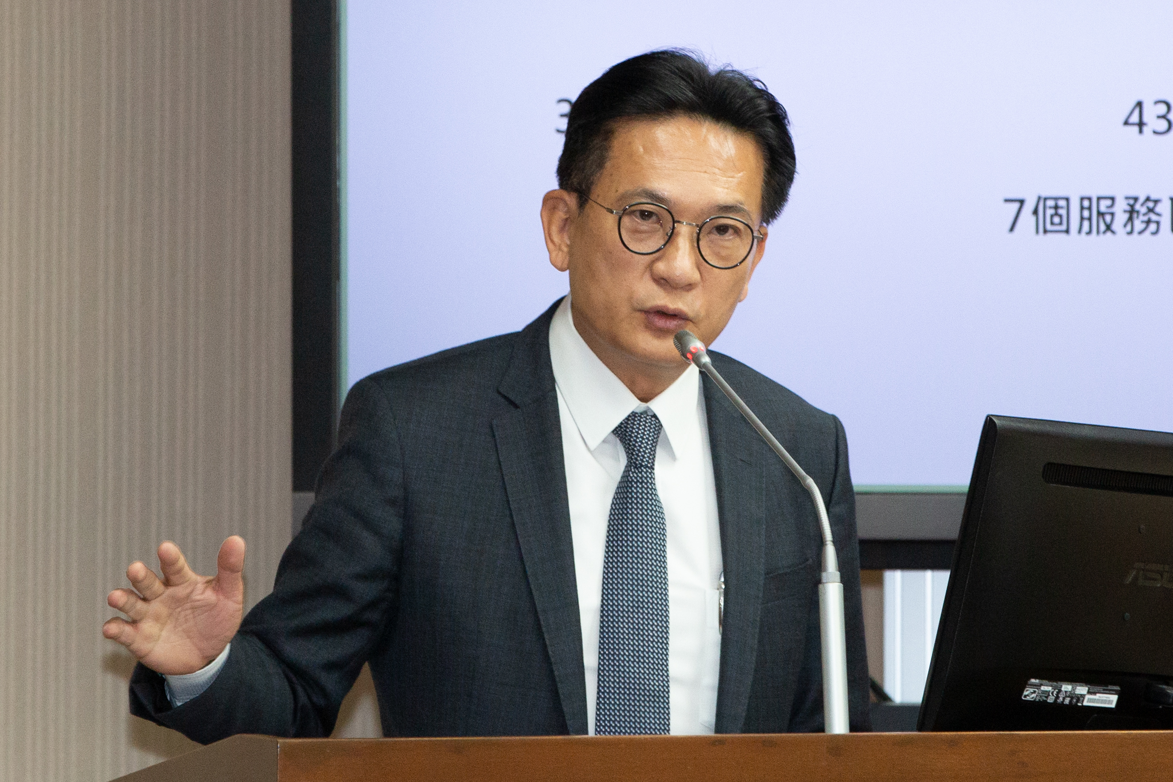 林俊憲今po文，指已擬好廢止《壯促法》的提案，他還詢問國民黨，「你們要跟小弟一起陪葬嗎？」（本刊資料照）