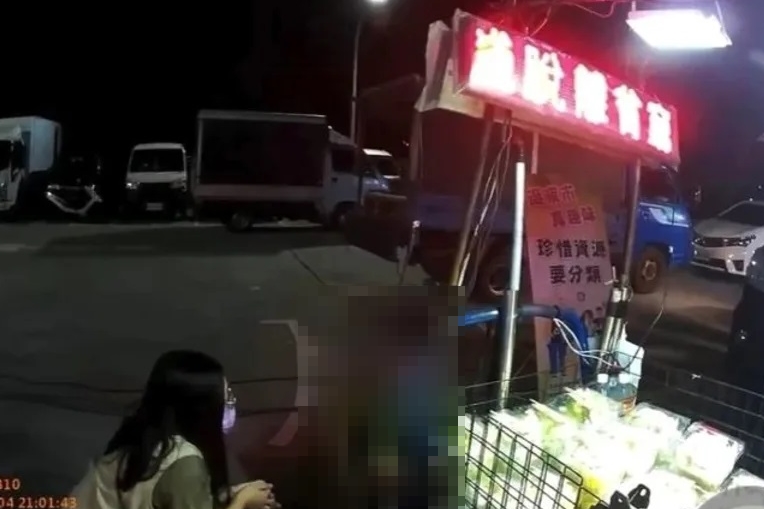 男童的足跡不僅限於潮州愛國夜市與早市，過去也曾被目擊在多地兜售茶葉蛋與小番茄。（翻攝畫面）