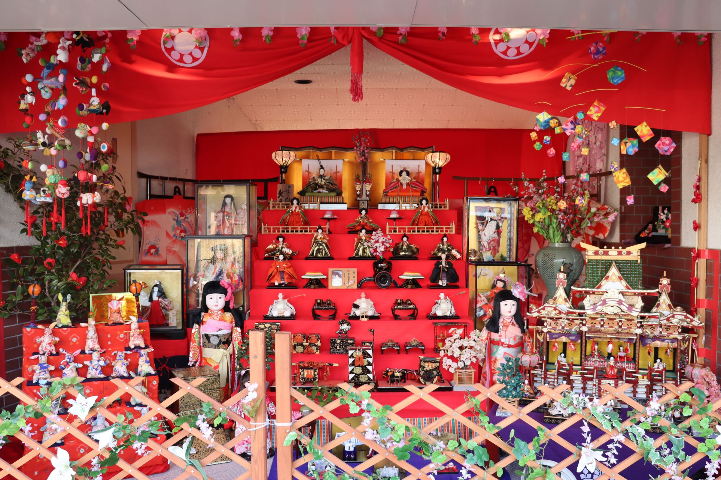 引田地區在女兒節時會展示特有的「引田飾り（引田雛人形裝飾）」，擺設有華麗的七層裝飾壇和市松娃娃。（香川縣提供）