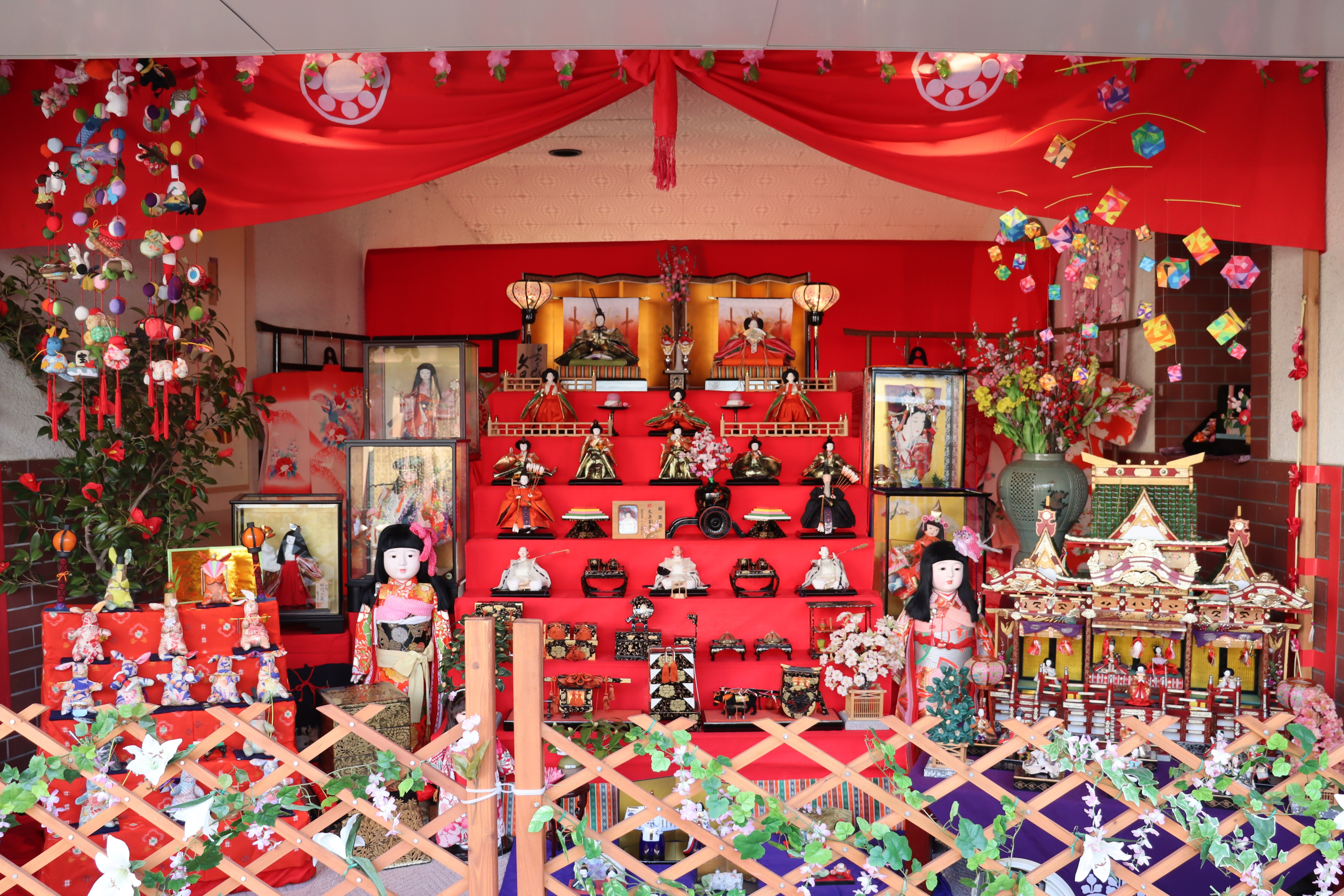 引田地區在女兒節時會展示特有的「引田飾り（引田雛人形裝飾）」，擺設有華麗的七層裝飾壇和市松娃娃。（香川縣提供）