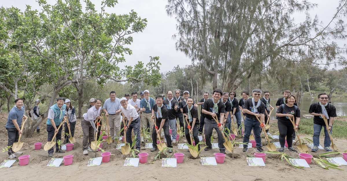 中華電信簡志誠董長(前排左四)、中華電信永續大使戴資穎(前排右五)、中華電信林榮賜總經理(前排右四)、林保署張岱副署長(前排左三)、嘉義縣劉培東副縣長(前排左一)及林保署嘉義李定忠分署長(前排左二)等貴賓參加「永續精采 與戴前行」植樹造林活動，親自種下樹苗，撫育造林。