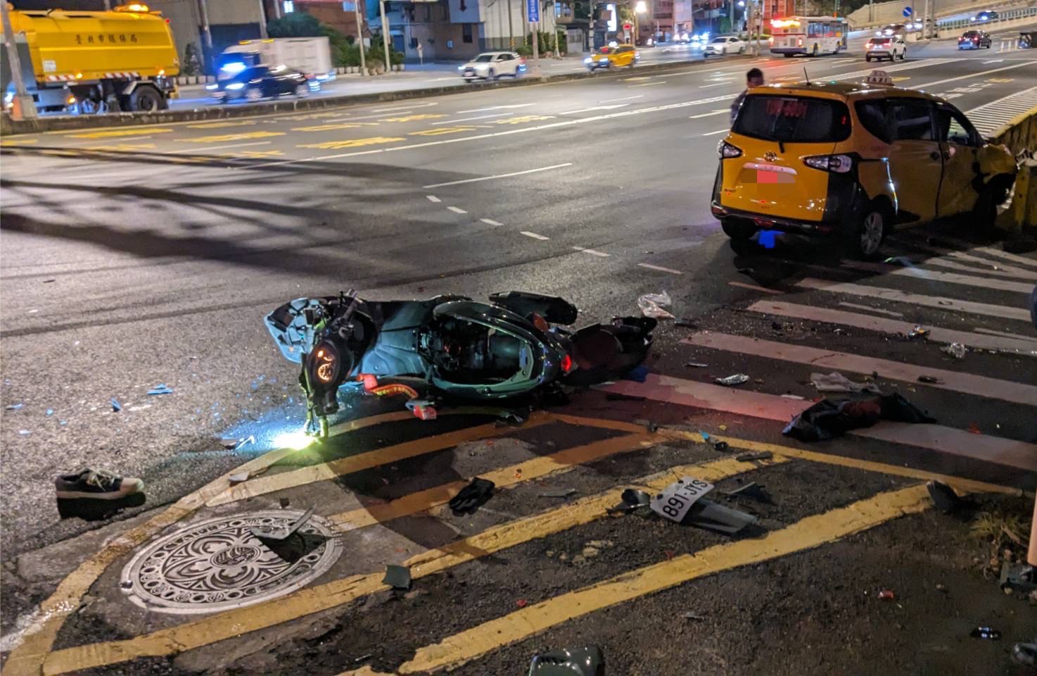 直行機車撞上違規轉彎的計程車，機車嚴重撞毀，騎士命危。（翻攝畫面）