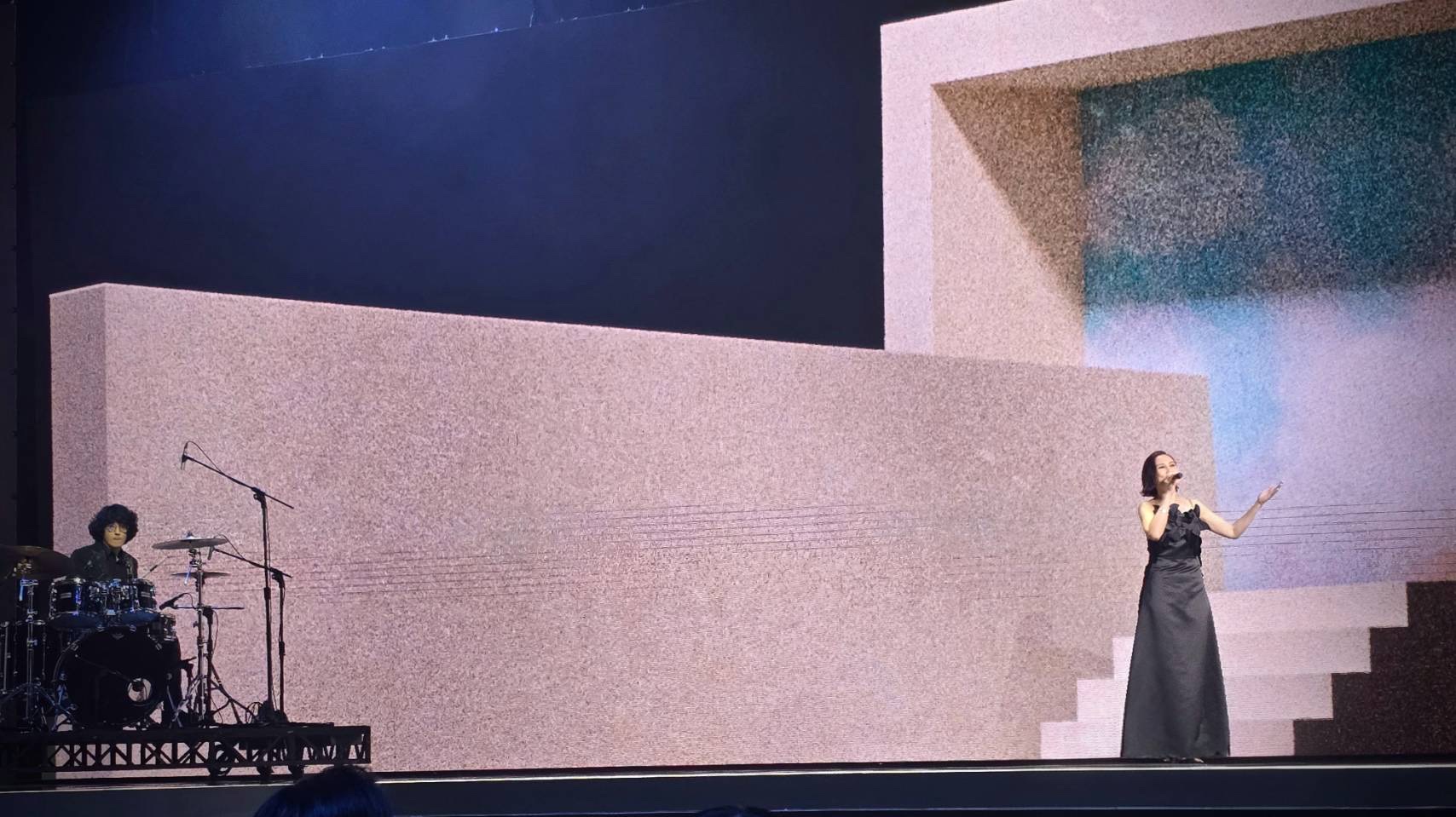 林凡首登金鐘舞台表演，以「美聲+美背」征服全場。（凡凡工作室提供）