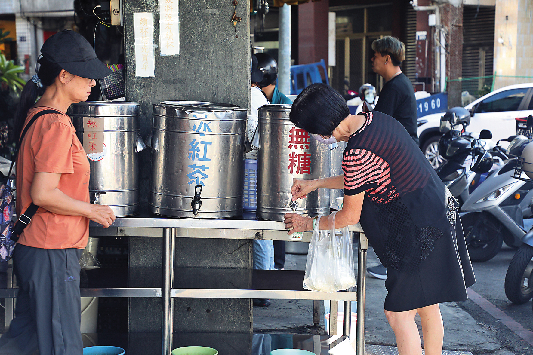 豆漿、紅茶等飲料皆採自助式取用。（皆15元／杯）