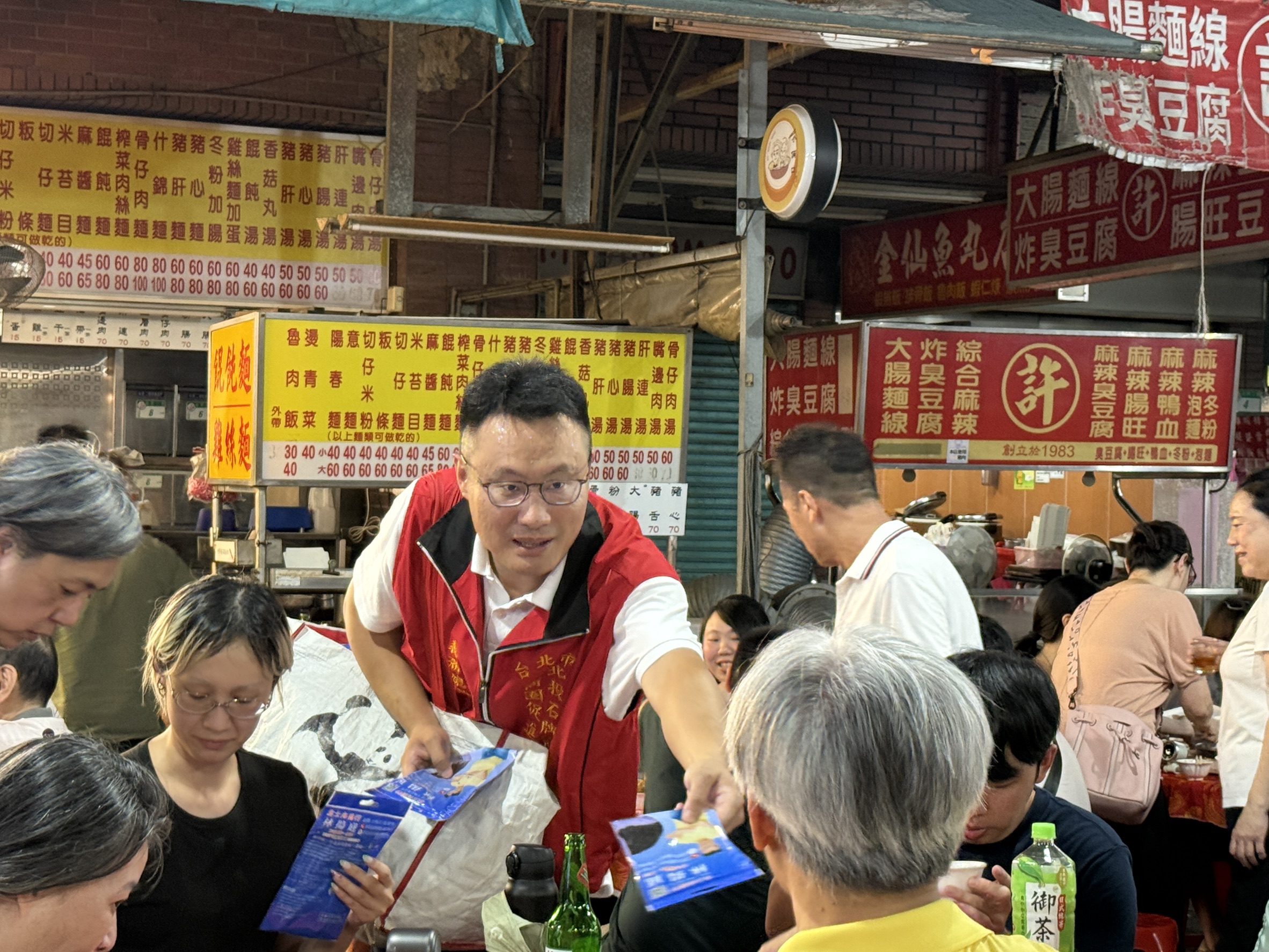 林揚庭在中元普渡活動中與店家們互動熱絡。（石牌商圈促進會提供）