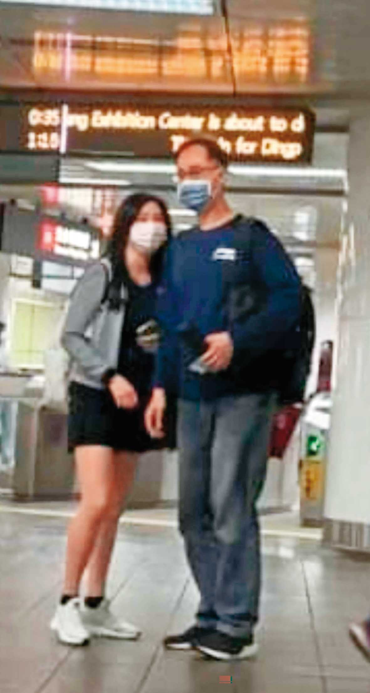 許智超(右)偷吃吳姓女籃球員(左),被直擊親密幽會。(讀者提供)