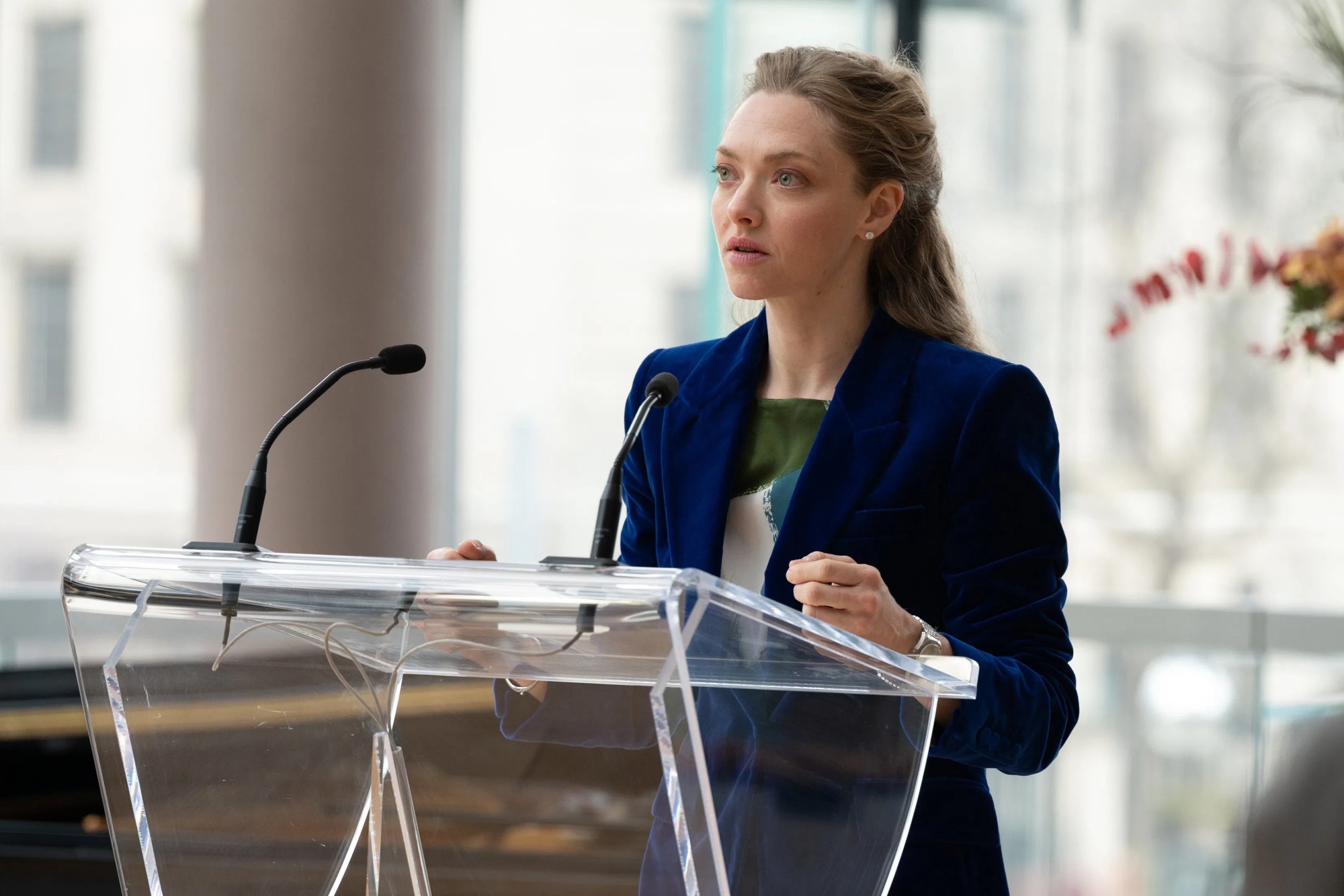 亞曼達賽佛瑞扮演劇場導演珍寧，在導師去世後執導歌劇《莎樂美》，也要面對個人成長的創傷，還有昔日與導師權力不對等的關係。（車庫娛樂提供）